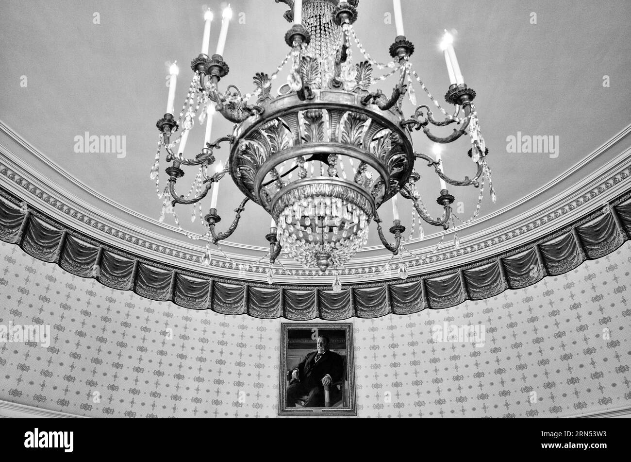 Lustre et portrait, Maison Blanche, Washington DC — Photo noir et blanc | Lustre et portrait, Maison Blanche, Washington, D.C. Photographie noir et blanc prise d'un angle bas, montrant le lustre orné suspendu au-dessus d'un portrait sur le mur. Banque D'Images