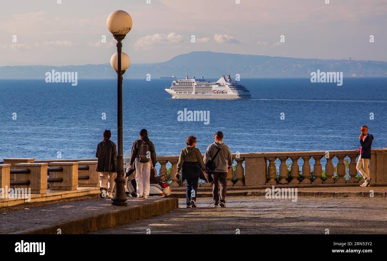 Terrasse vue mer avec bateau de croisière, Sorrente, péninsule de Sorrente, Golfe de Naples, Campanie, Italie du Sud, Italie Banque D'Images