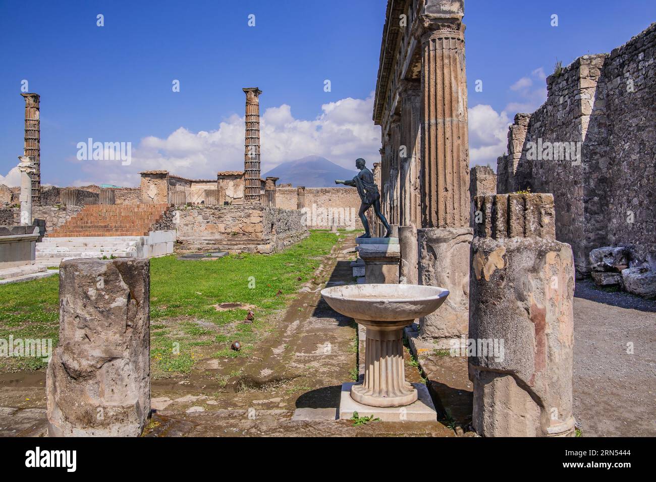 Sanctuaire d'Apollon avec statue d'Apollon et Vésuve dans les nuages, Pompéi, Golfe de Naples, Campanie, Italie du Sud, Italie Banque D'Images