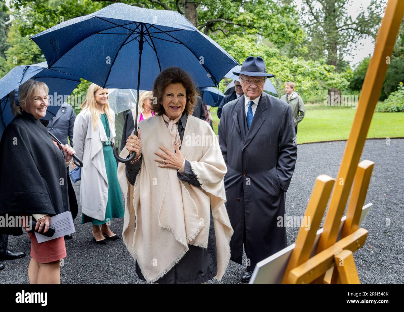 Le roi Carl XVI Gustaf et la reine Silvia regardent une exposition de photos dans le parc de la résidence à Umea lors de la visite royale dans le comté de Vasterbotten en Suède, le 31 août 2023, pour marquer le 50e jubilé du roi. Photo : Christine Olsson /TT / code 10430 Banque D'Images