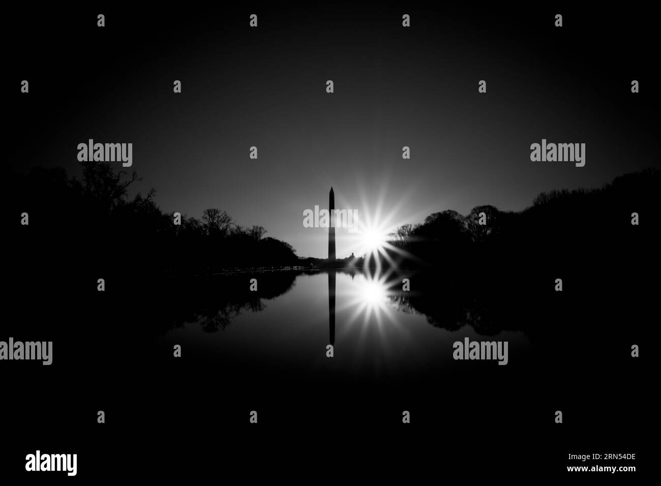 Réflexion du Washington Monument, Washington DC — Photo noir et blanc | Réflexion du Washington Monument, Washington, D.C. Photographie noir et blanc montrant le monument et sa réflexion dans l'eau, avec un effet d'éclat solaire. Banque D'Images