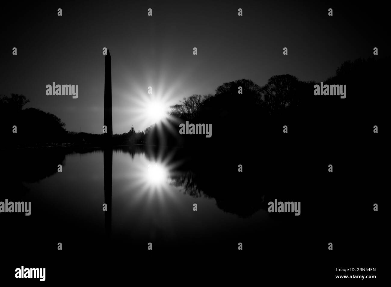 Réflexion du Washington Monument, Washington DC — Photo noir et blanc | Washington Monument au lever du soleil, Washington, D.C. Photographie noir et blanc montrant le monument et sa réflexion dans l'eau. Banque D'Images