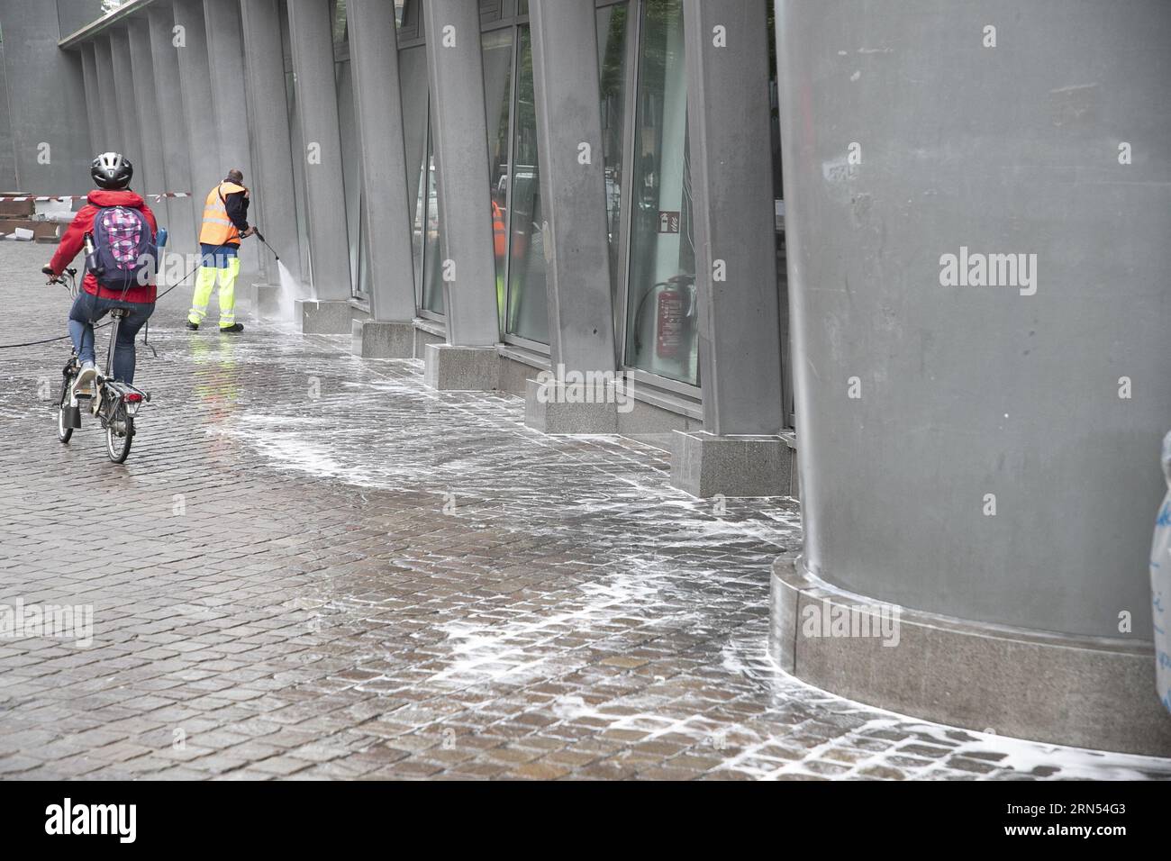 Bruxelles, Belgique. 31 août 2023. L'illustration montre un travailleur qui nettoie devant la gare sud de Bruxelles, en marge d'une action policière liée à la criminalité et au comportement antisocial dans et autour de la gare de Bruxelles-Zuid/Bruxelles-midi Bruxelles-Sud, jeudi 31 août 2023. Des policiers sont descendus sur le poste, effectuant des contrôles et agissant pour améliorer la sécurité et l'assainissement du poste. BELGA PHOTO NICOLAS MAETERLINCK crédit : Belga News Agency/Alamy Live News Banque D'Images