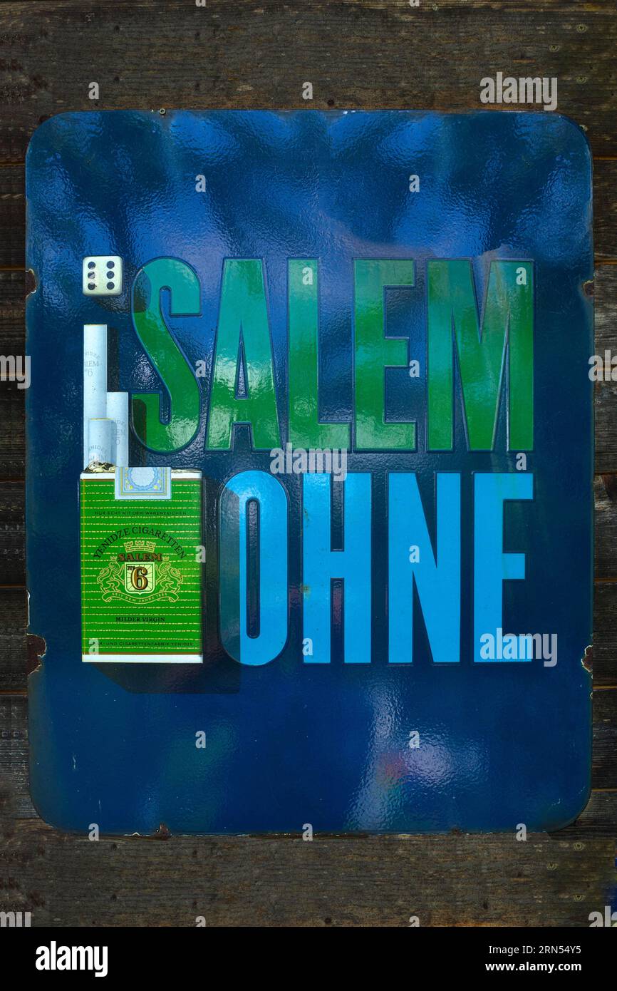 Vieux panneau en étain des années 1950, Salem sans, marque de cigarettes, Bavière, Allemagne Banque D'Images