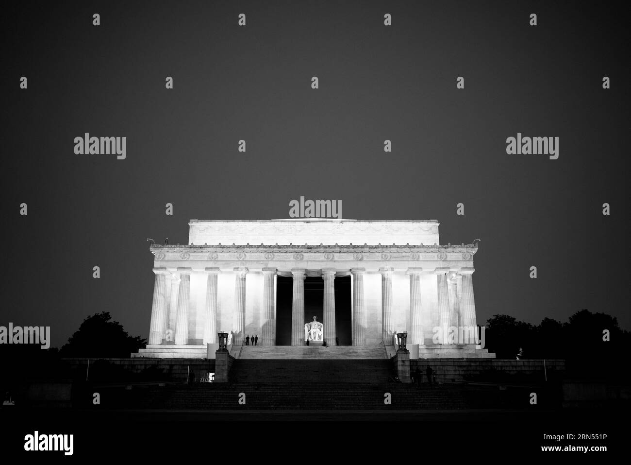 Lincoln Memorial la nuit, Washington DC — Photo noir et blanc | Lincoln Memorial la nuit, Washington, D.C. Photographie noir et blanc montrant les colonnes néoclassiques illuminées du monument. Banque D'Images