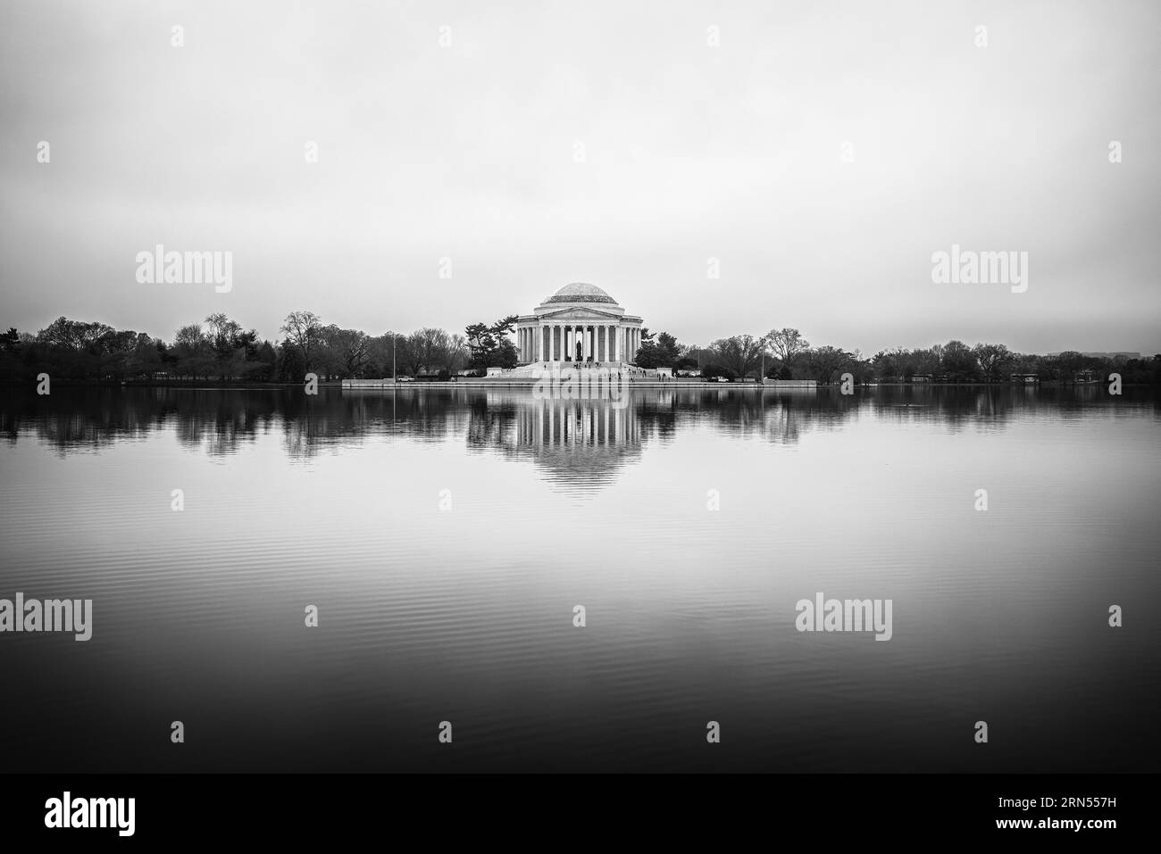 WASHINGTON DC, États-Unis — Une photographie en noir et blanc du Jefferson Memorial. Le Jefferson Memorial est un hommage emblématique au troisième président américain, Thomas Jefferson. Surplombant le Tidal Basin, ce monument néoclassique témoigne de la contribution de Jefferson aux principes fondateurs de la nation. Banque D'Images
