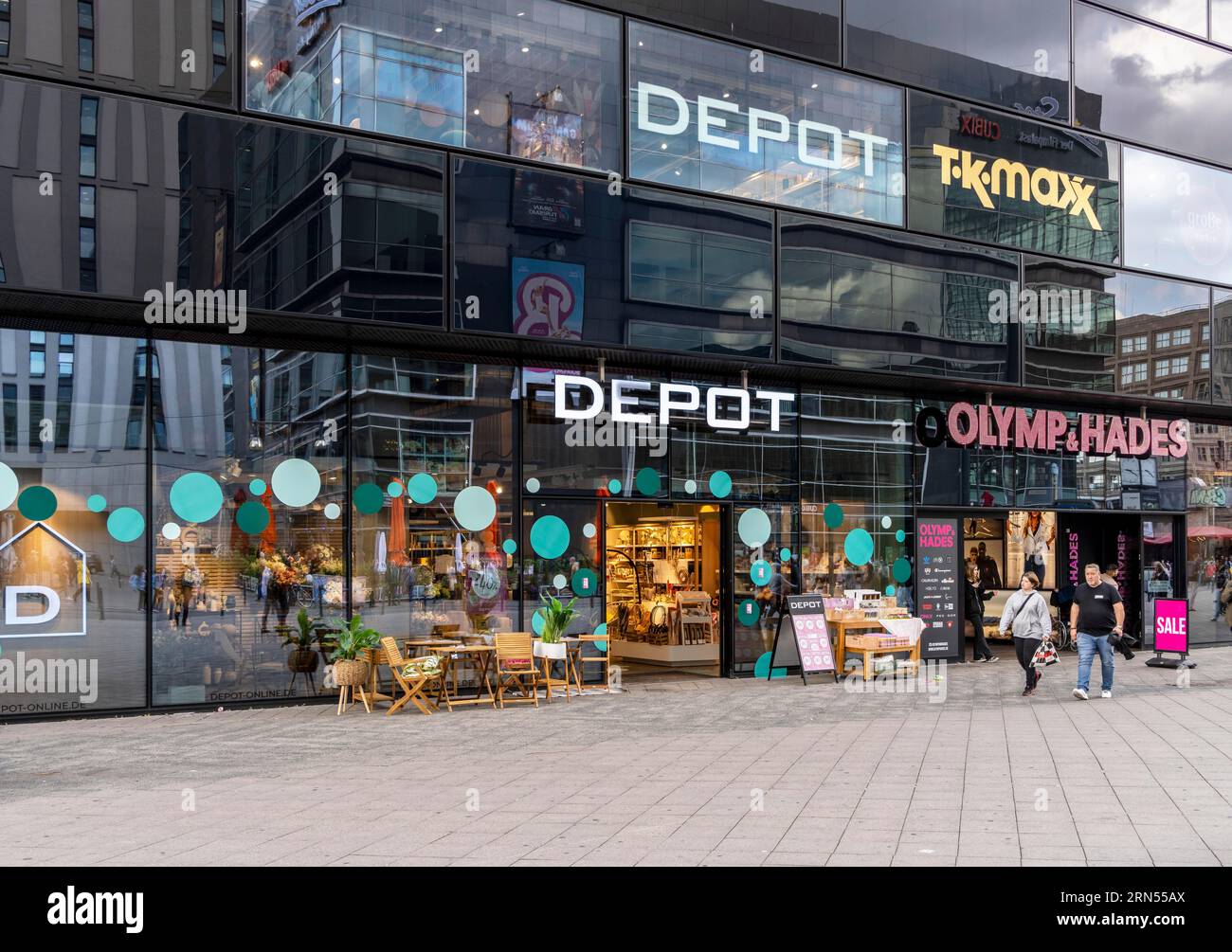 Commerce de détail, bâtiment commercial à Alexanderplatz, Berlin, Allemagne Banque D'Images