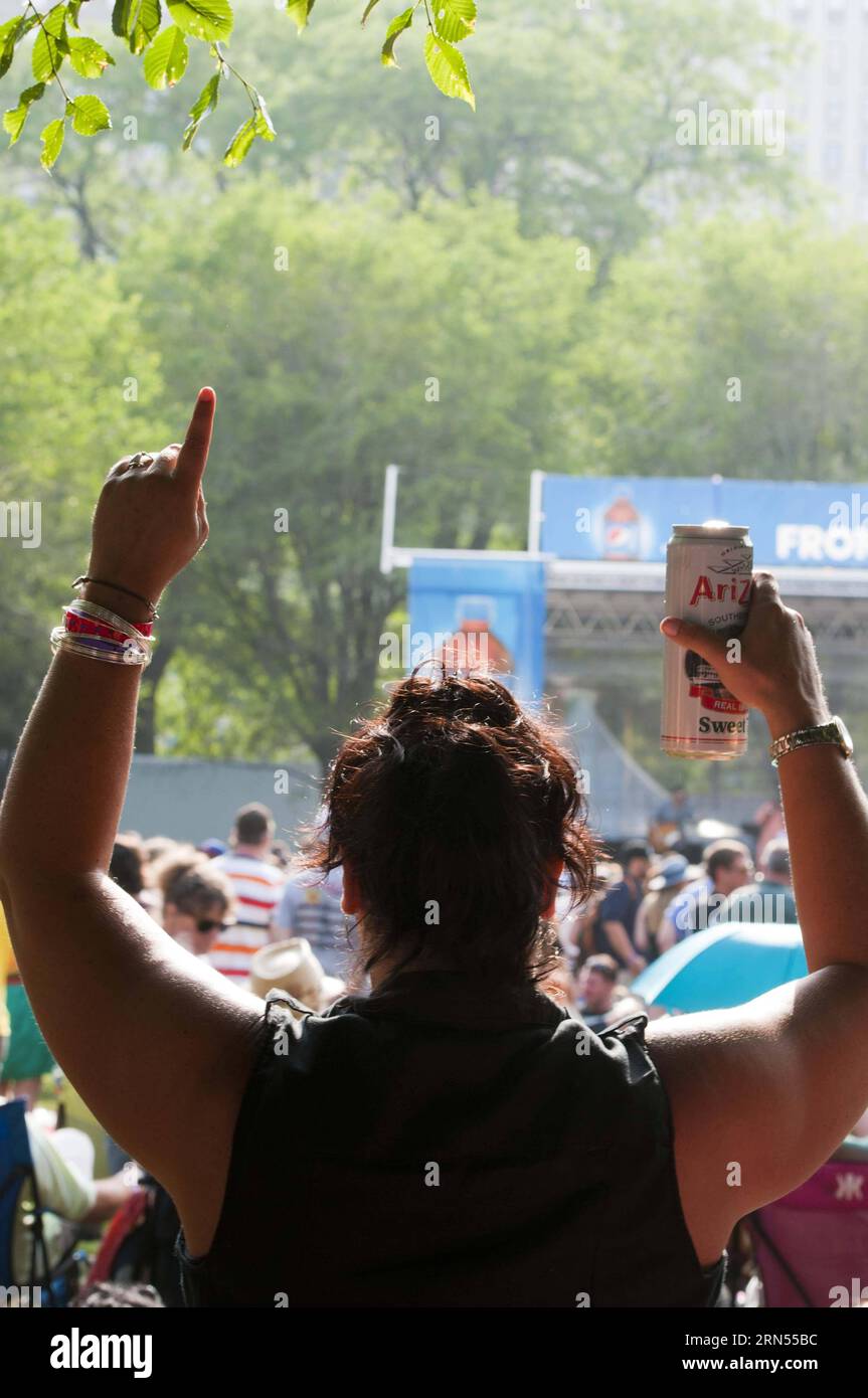 (150614) -- CHICAGO, 13 juin 2015 -- Un fan de blues aime la musique pendant le Chicago Blues Festival, l'un des plus grands festivals de musique bleue en plein air au monde, à Chicago, aux États-Unis, le 13 juin 2015. Le festin musical annuel pour les fans de blues se déroule du samedi au dimanche. HE Xianfeng) U.S.-CHICAGO-BLUES FESTIVAL hexianfeng PUBLICATIONxNOTxINxCHN Chicago juin 13 2015 un supporter de Blues apprécie la musique pendant le Chicago Blues Festival annuel l'un des plus grands festivals de musique bleue en plein air parmi le monde à Chicago les États-Unis juin 13 2015 le festival annuel de musique pour Blues sup Banque D'Images