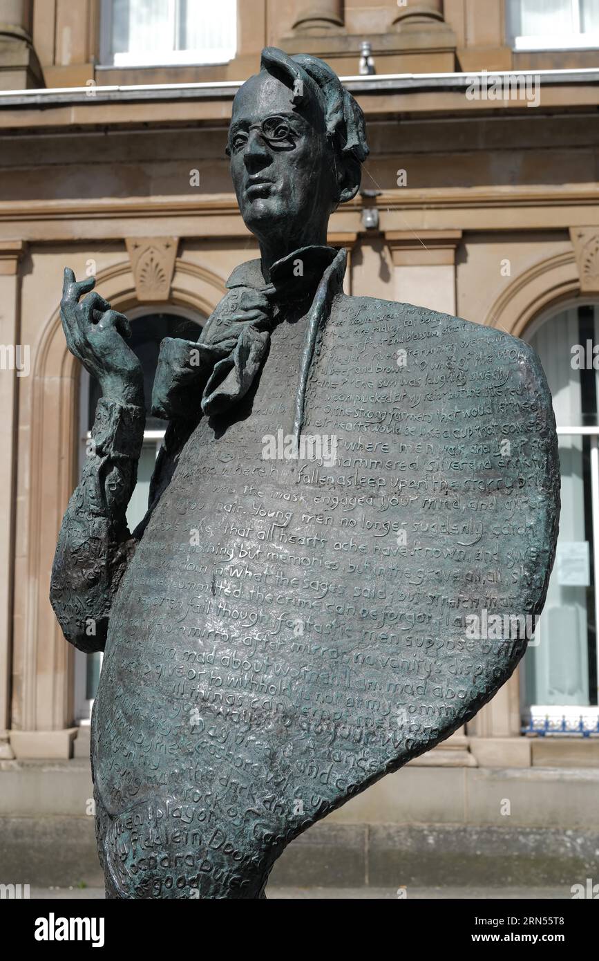 Créée par Rowan Gillespie, une statue du poète irlandais W.B. Yeats se dresse dans la ville de Sligo. Sligo, Irlande, Europe Banque D'Images