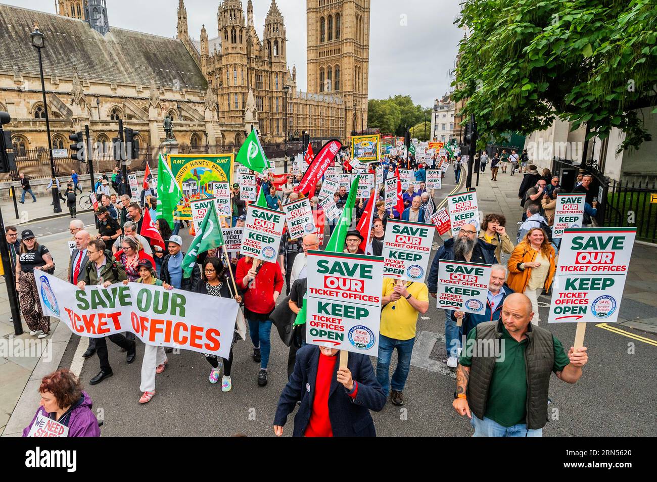 Londres, Royaume-Uni. 31 août 2023. Les membres du RMT défilent sur le Parlement et Downing Street pour sauver les guichets. Ils ont été rejoints par des groupes de passagers et des militants pour les droits des personnes handicapées avant la consultation sur l'avenir des billets et des bureaux, qui se terminera le 1 septembre. Environ un demi-million de réponses ont déjà été reçues, les compagnies ferroviaires cherchant à fermer jusqu'à 1000 guichets et à supprimer 2300 emplois. Crédit : Guy Bell/Alamy Live News Banque D'Images