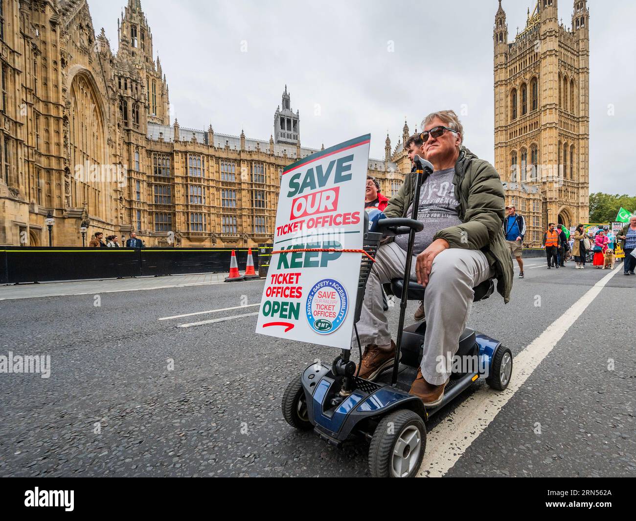 Londres, Royaume-Uni. 31 août 2023. Les membres du RMT défilent sur le Parlement et Downing Street pour sauver les guichets. Ils ont été rejoints par des groupes de passagers et des militants pour les droits des personnes handicapées avant la consultation sur l'avenir des billets et des bureaux, qui se terminera le 1 septembre. Environ un demi-million de réponses ont déjà été reçues, les compagnies ferroviaires cherchant à fermer jusqu'à 1000 guichets et à supprimer 2300 emplois. Crédit : Guy Bell/Alamy Live News Banque D'Images