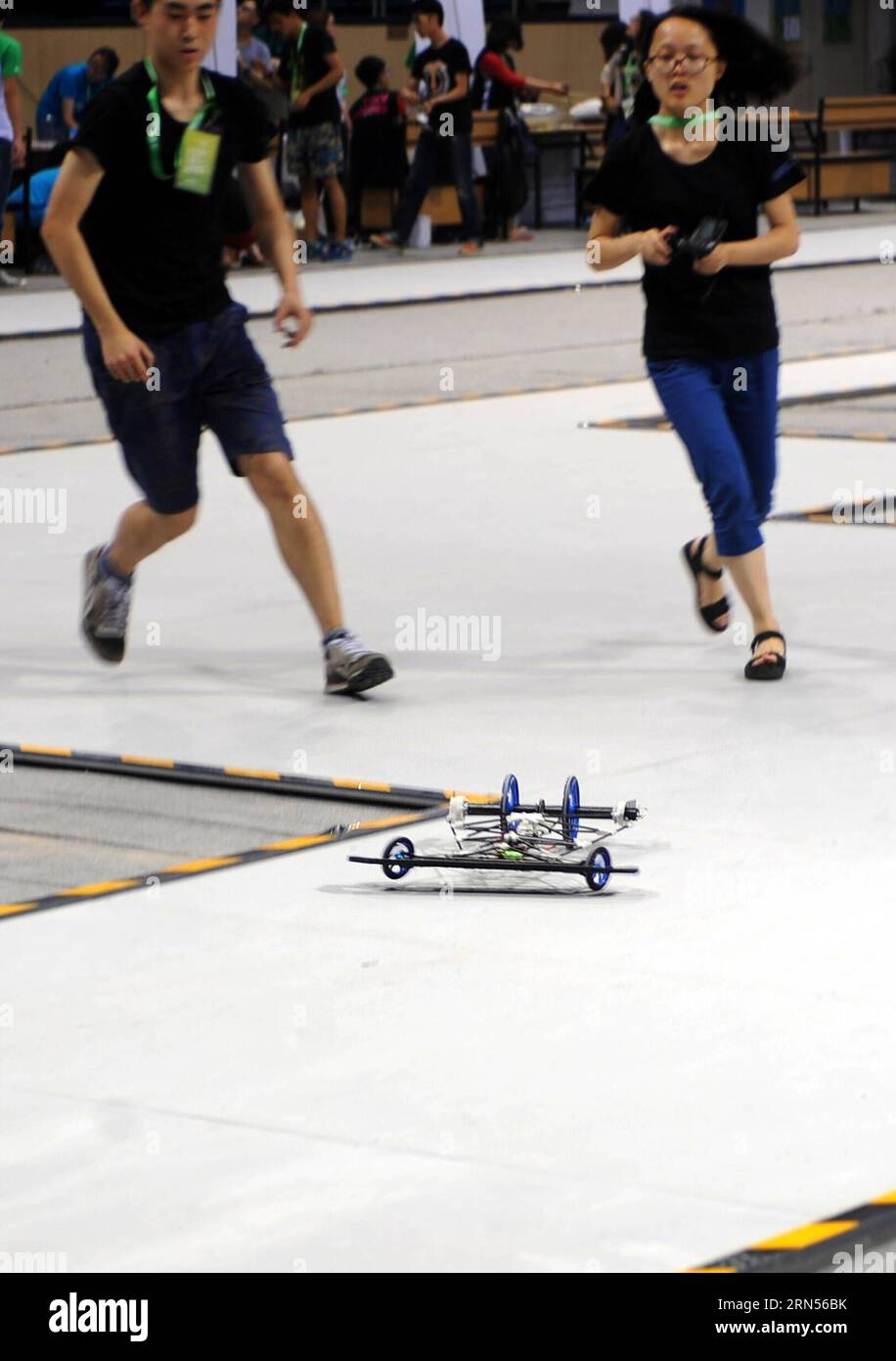 (150615) -- PÉKIN, le 15 juin 2015 -- les concurrents contrôlent leur modèle élastique de voiture lors de la compétition à Pékin, capitale de la Chine, le 15 juin 2015. Le championnat de design de Formule-E Chine 2015 s'est tenu lundi à l'Université de technologie de Pékin. Trente-cinq équipes de quatorze universités chinoises se sont affrontées pour participer à la finale mondiale qui a eu lieu à Los Angeles en août. (zkr) CHINA-BEIJING-FORMULA-E DESIGN CHAMPIONSHIP(CN) LiuxYongzhen PUBLICATIONxNOTxINxCHN Beijing juin 15 2015 les concurrents contrôlent leur modèle de voiture élastique lors de la compétition à Beijing capitale de Chin Banque D'Images