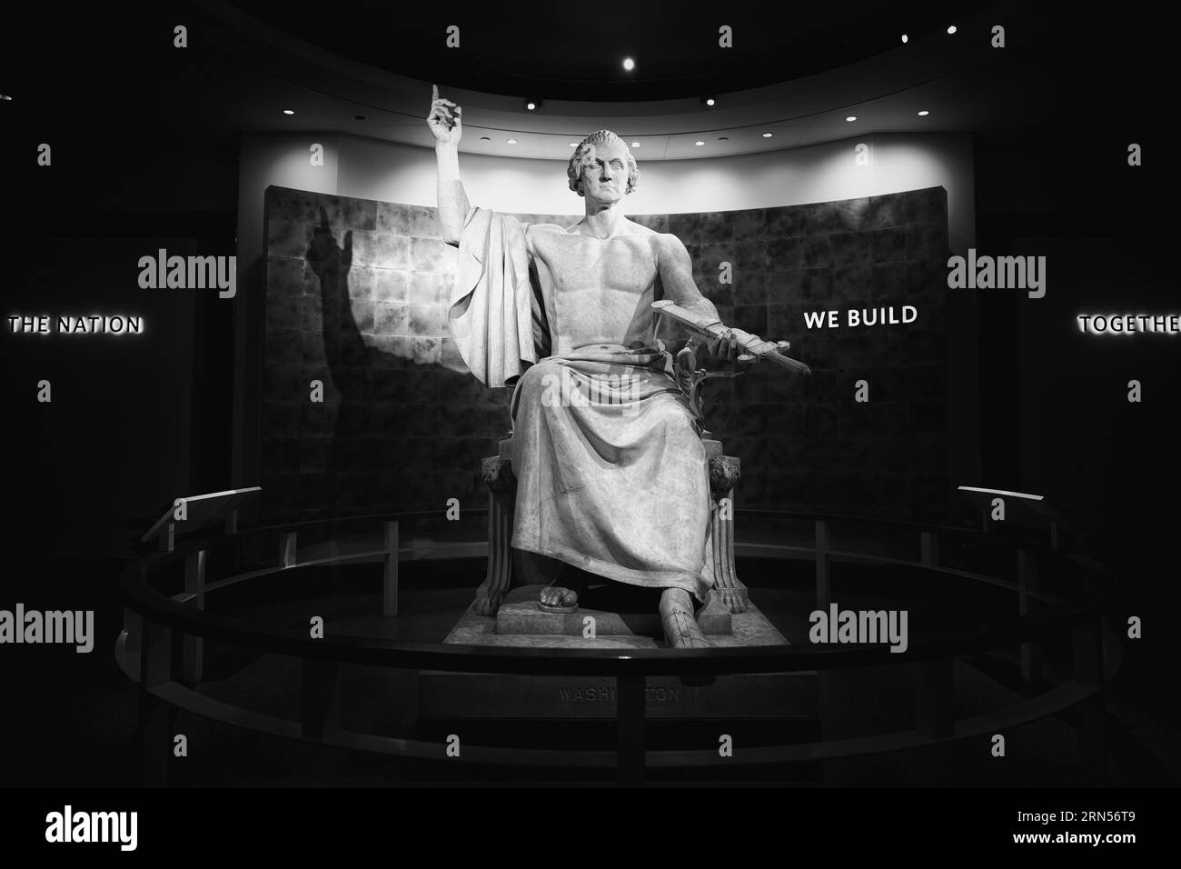 Statue de George Washington — Photo noir et blanc | Statue de George Washington. Une photographie en noir et blanc montre la statue vue d’un angle bas, entourée d’une balustrade. Banque D'Images