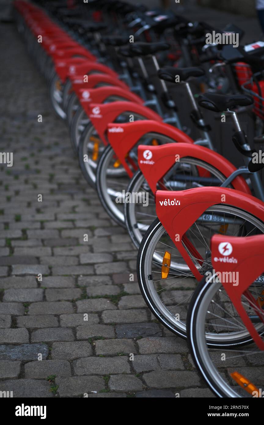 Location de vélos rouge, location de vélos, location de vélos, e-bikes du système de location de vélos et Pedelec Velo'V, Vieille ville, Lyon, Département Rhône, région Auvergne- Banque D'Images