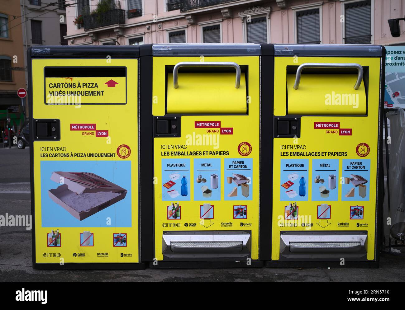 Gestion des déchets, conteneurs à déchets, tri des déchets, Lyon, département Rhône, région Auvergne-Rhone-Alpes, France Banque D'Images