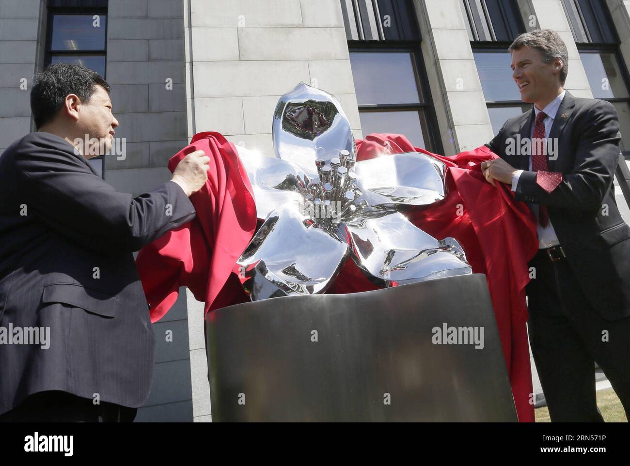 VANCOUVER, le 15 juin 2015 -- Chen Jianhua, maire de Guangzhou, de Chine, et Gregor Robertson, maire de Vancouver, du Canada, dévoilent une statue à Vancouver le 15 juin 2015 lors d'une cérémonie marquant le 30e anniversaire de leur présence dans les villes sœurs. CANADA-VANCOUVER-GUANGZHOU-VILLES SŒURS-30 ANS LiangxSen PUBLICATIONxNOTxINxCHN Vancouver juin 15 2015 le maire de Guangzhou Chen Jianhua l de Chine et le maire de Vancouver Gregor Robertson du Canada dévoilent une statue à Vancouver le 15 2015 juin lors d'une cérémonie pour souligner le 30e anniversaire d'être VILLES sœurs Canada Vancouver Guangzhou villes sœurs 30 ans LiangxSen Banque D'Images