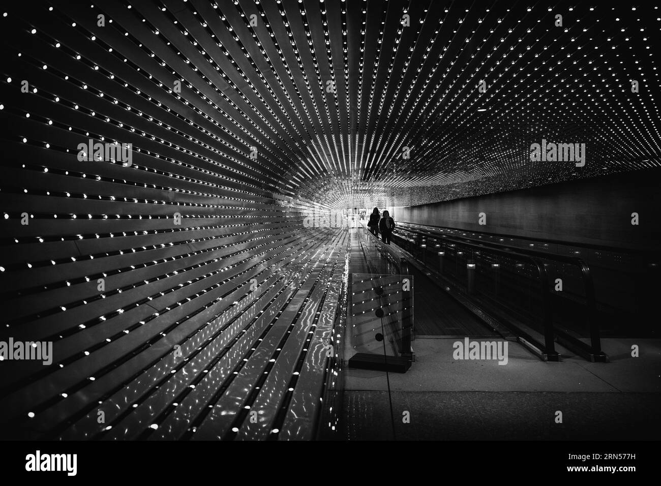 Tunnel léger et escalators, Washington, D.C. photographie en noir et blanc montrant la perspective du tunnel convergeant vers les escalators. Banque D'Images