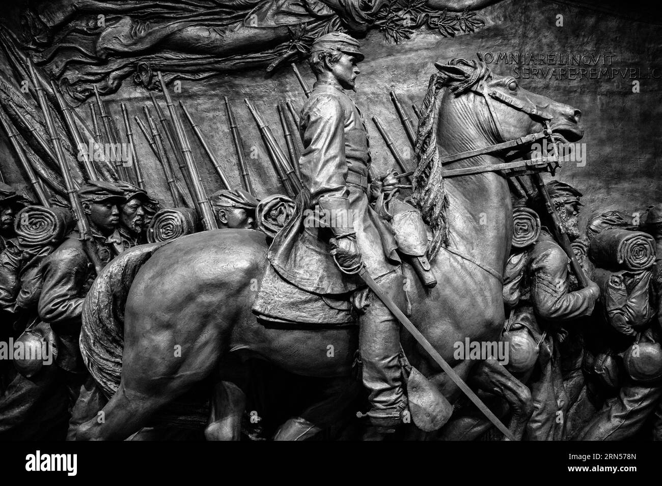 Mémorial de la Guerre de Sécession, Photo Noir et Blanc | Mémorial de la Guerre de Sécession, Ville non spécifiée. Une photographie noir et blanc montre une sculpture en bas-relief d'un soldat à cheval menant des troupes. Banque D'Images