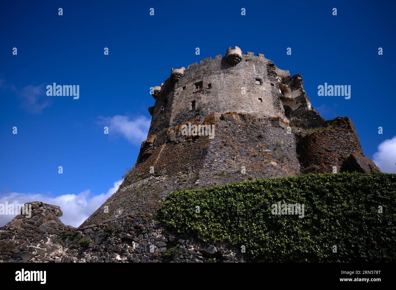 Tour centrale, Château de Murol, Château de Murol, Murol, Département du Puy-de-Dôme, région Auvergne-Rhone-Alpes, France Banque D'Images