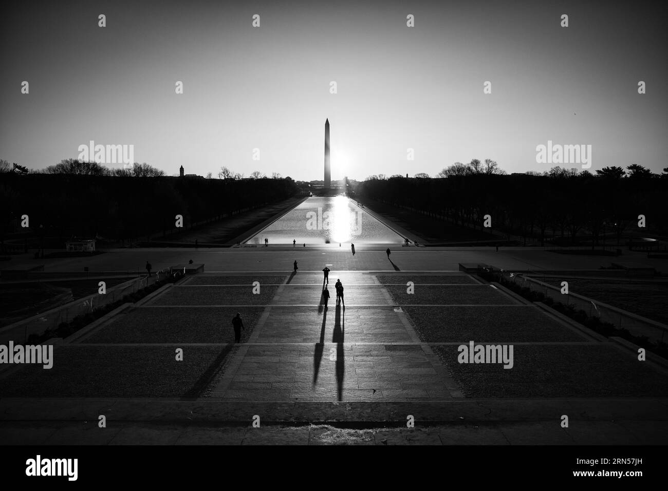 Monument de Washington et bassin réfléchissant, Washington DC — Photo noir et blanc | Monument de Washington et bassin réfléchissant, Washington, D.C. Photographie en noir et blanc du monument et du bassin, avec des silhouettes de figures au premier plan. Banque D'Images