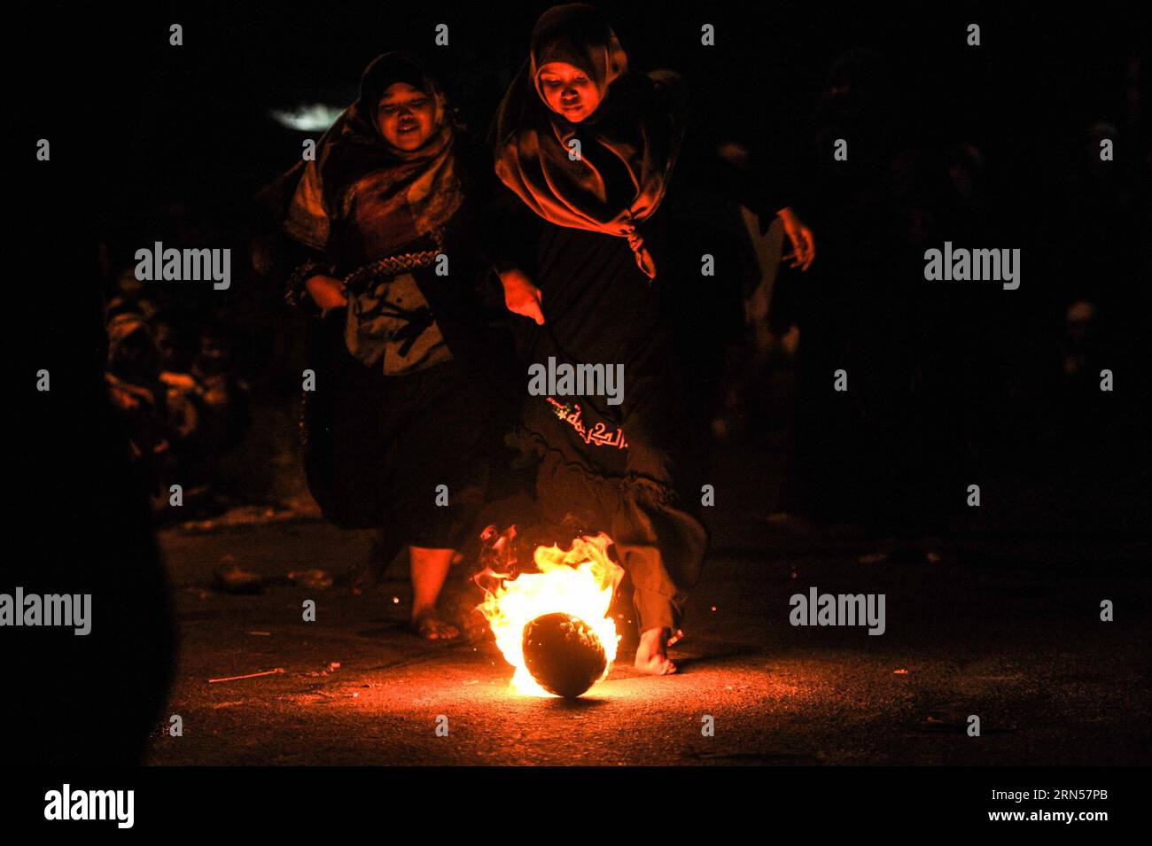 JAKARTA, le 16 juin 2015 -- des femmes musulmanes jouent avec une boule de feu lors d'une marche de la torche pour accueillir le mois sacré du ramadan à Jakarta, Indonésie, le 16 juin 2015.) INDONESIA-JAKARTA-RAMADAN-TORCH MARCH VerixSanovri PUBLICATIONxNOTxINxCHN Jakarta juin 16 2015 les femmes musulmanes jouent avec une boule de feu pendant une marche de la flamme pour accueillir le mois Saint du Ramadan à Jakarta Indonésie juin 16 2015 Indonésie Jakarta Marche de la flamme du Ramadan VerixSanovri PUBLICATIONxNOTxINxCHN Banque D'Images