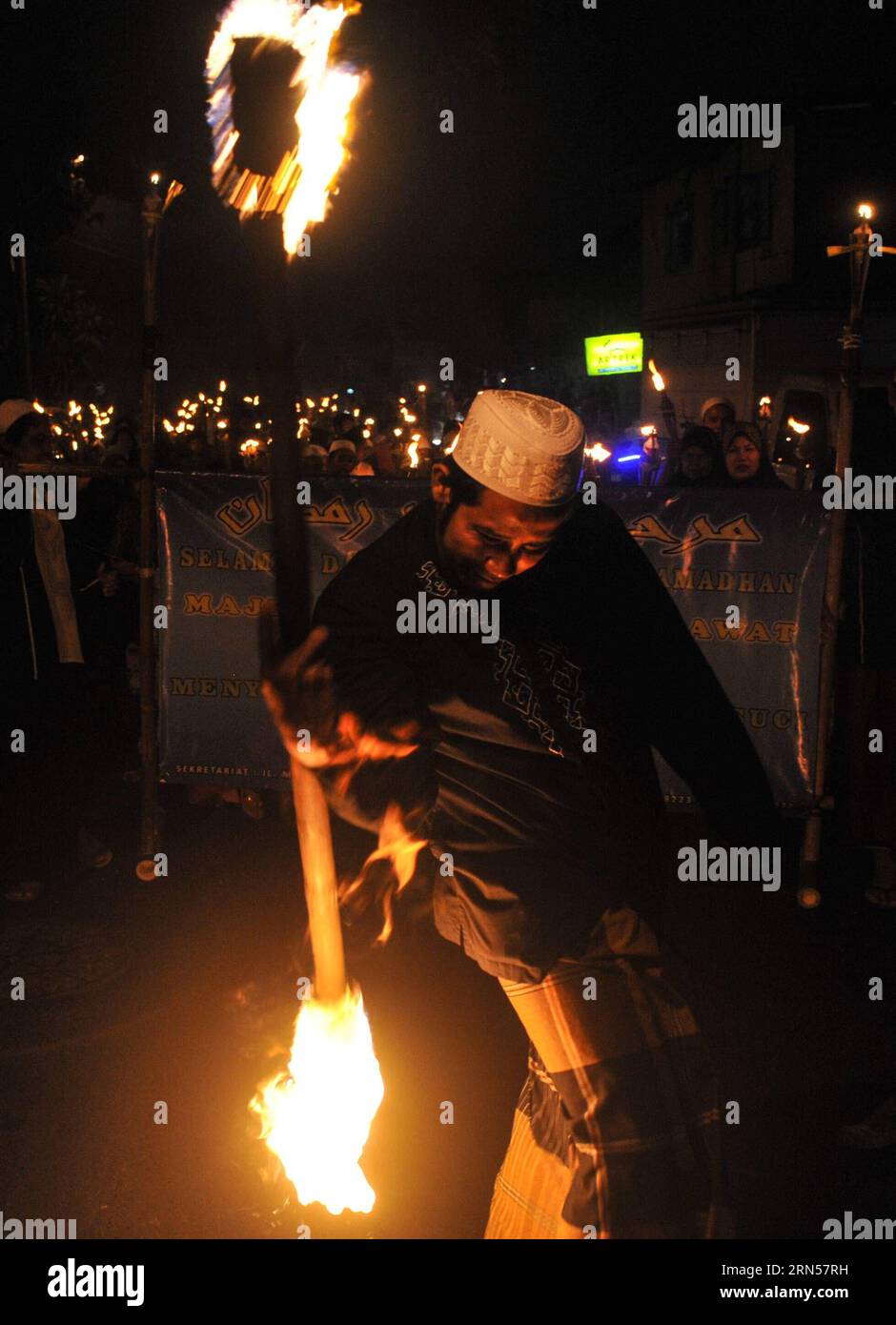 JAKARTA, le 16 juin 2015 -- Un musulman joue avec un bâton de feu lors d'une marche de la torche pour accueillir le mois sacré du ramadan à Jakarta, Indonésie, le 16 juin 2015.) INDONESIA-JAKARTA-RAMADAN-TORCH MARCH VerixSanovri PUBLICATIONxNOTxINxCHN Jakarta juin 16 2015 un musulman JOUE avec un bâton de feu pendant une marche de la flamme pour accueillir le mois Saint du Ramadan à Jakarta Indonésie juin 16 2015 Indonésie Jakarta Ramadan Marche de la flamme VerixSanovri PUBLICATIONxNOTxINxCHN Banque D'Images