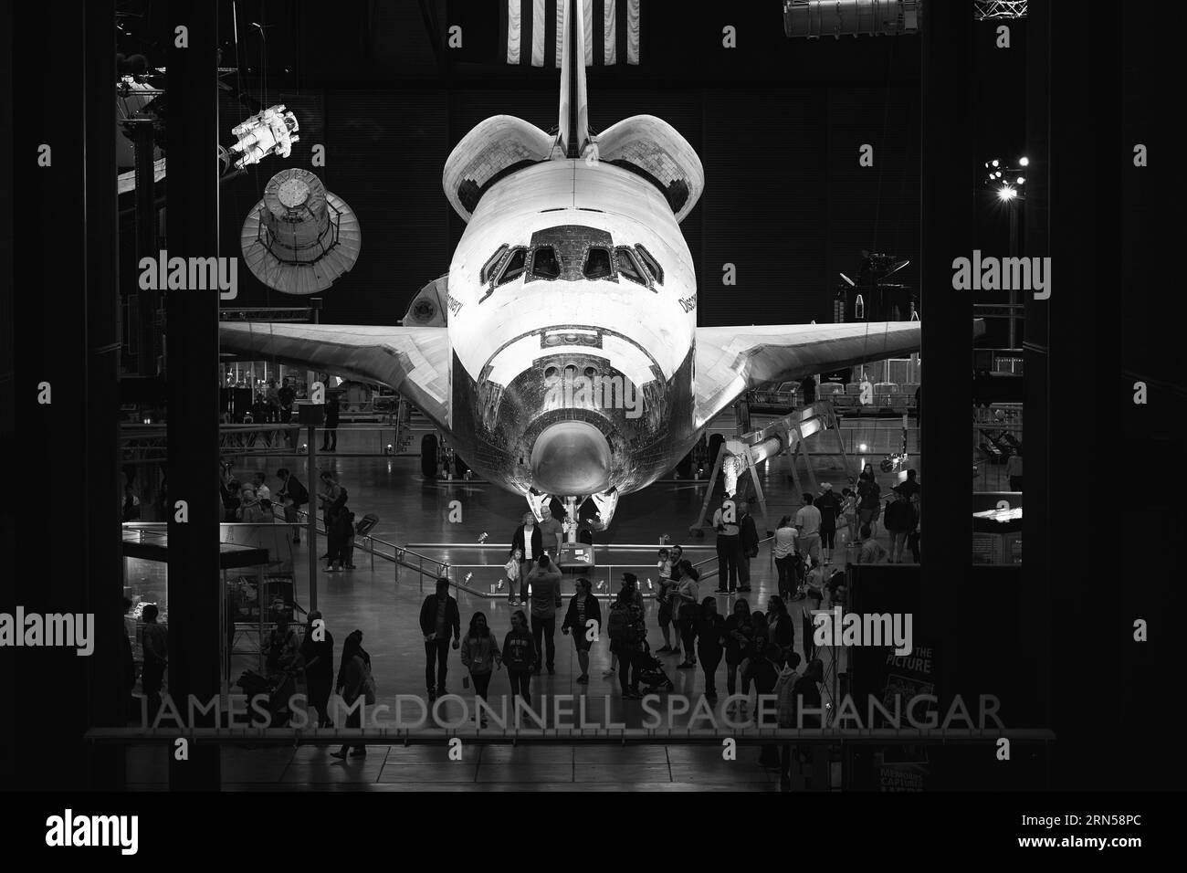 Navette spatiale Discovery, Udvar-Hazy Center. Photographie en noir et blanc montrant la navette vue de face, avec des visiteurs au premier plan. Banque D'Images