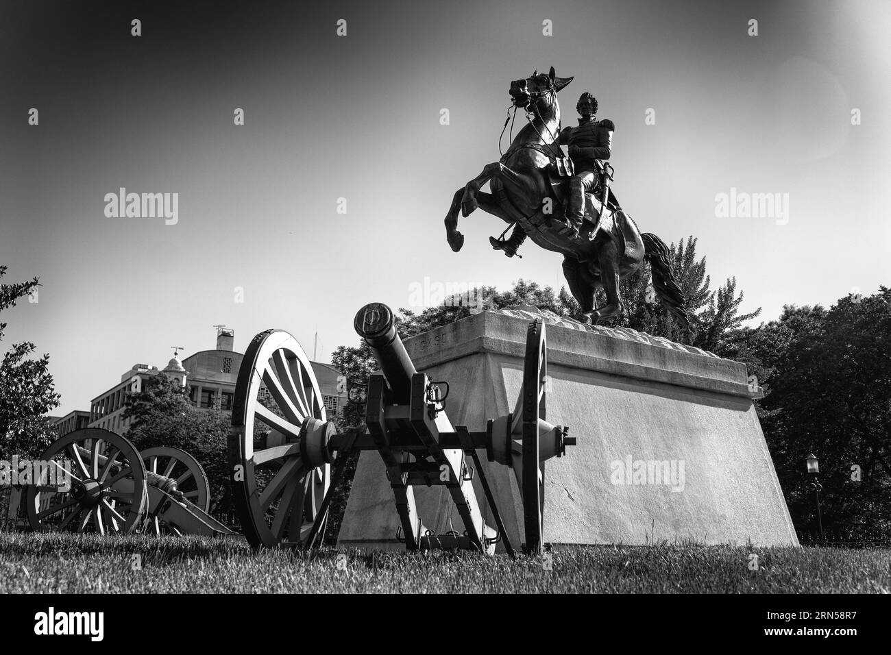 Statue d'Andrew Jackson, Lafayette Square, Washington DC — Photo noir et blanc | Statue d'Andrew Jackson, Lafayette Square, Washington, D.C. Photographie noir et blanc montrant la statue équestre et les canons depuis un angle bas. Banque D'Images