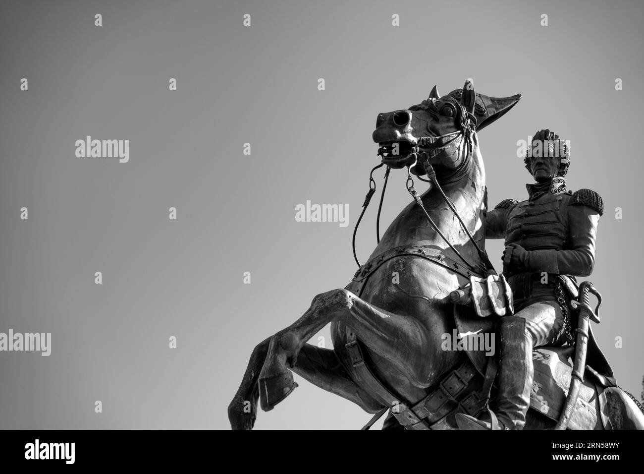 Statue d'Andrew Jackson, Lafayette Square, Washington DC — Photo noir et blanc | Statue d'Andrew Jackson, Lafayette Square, Washington, D.C. Photographie noir et blanc prise d'un angle bas, montrant la statue équestre contre un ciel lumineux. Banque D'Images