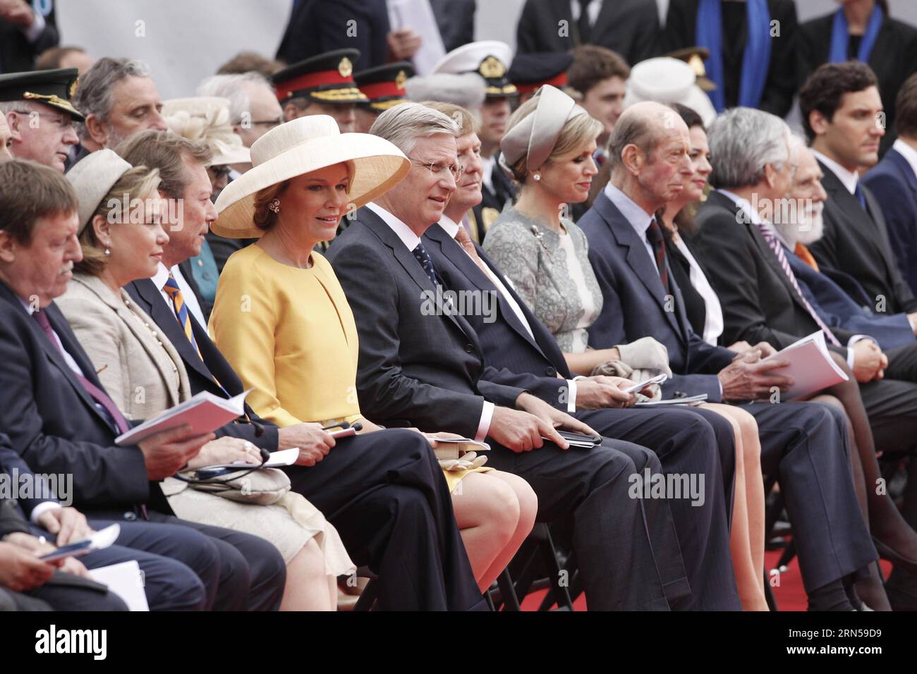 (150618) -- WATERLOO, le 18 juin 2015 -- le Roi Philippe (5e L) et la Reine Mathilde (4e L) de Belgique assistent à la cérémonie officielle de commémoration du bicentenaire de la bataille de Waterloo au Lion s Mound à Braine-l Alleud près de Waterloo, en Belgique, le 18 juin 2015. Zhou Lei) (CORRECTION) BELGIQUE-WATERLOO-BATTLE-BICENTENAIRE ?? PUBLICATIONxNOTxINxCHN 150618 Waterloo juin 18 2015 le Roi Philippe 5e l et la Reine Mathilde 4e l de Belgique assistent à la cérémonie officielle de commémoration du Bicentenaire de la bataille de Waterloo AU Lion S Mound à Braine l Alleud près de Waterloo Belgique le 18 2015 juin Z Banque D'Images (150618) -- WATERLOO, le 18 juin 2015 -- le Roi Philippe (5e L) et la Reine Mathilde (4e L) de Belgique assistent à la cérémonie officielle de commémoration du bicentenaire de la bataille de Waterloo au Lion s Mound à Braine-l Alleud près de Waterloo, en Belgique, le 18 juin 2015. Zhou Lei) (CORRECTION) BELGIQUE-WATERLOO-BATTLE-BICENTENAIRE ?? PUBLICATIONxNOTxINxCHN 150618 Waterloo juin 18 2015 le Roi Philippe 5e l et la Reine Mathilde 4e l de Belgique assistent à la cérémonie officielle de commémoration du Bicentenaire de la bataille de Waterloo AU Lion S Mound à Braine l Alleud près de Waterloo Belgique le 18 2015 juin Z Banque D'Images