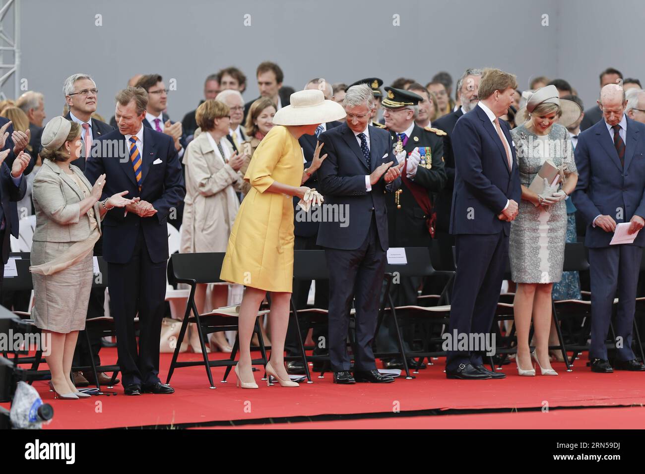 (150618) -- WATERLOO, 18 juin 2015 -- le roi Philippe (4e, L) et la reine Mathilde (3e L) de Belgique, le grand-duc Henri (2e L) et la grande duchesse Maria-Teresa (1e L), le roi des pays-Bas Willem-Alexander (3e R) et la reine Maxima (2e R) assistez à la cérémonie officielle de commémoration du bicentenaire de la bataille de Waterloo au Lion s Mound à Braine-l Alleud près de Waterloo, Belgique, le 18 juin 2015. YE Pingfan) BELGIQUE-WATERLOO-BATTLE-BICENTENAIRE ?? PUBLICATIONxNOTxINxCHN 150618 Waterloo juin 18 2015 Roi Philippe 4e l et Reine Mathilde 3e l de Belgique Luxembourg S Grand-Duc Henri 2N. Banque D'Images (150618) -- WATERLOO, 18 juin 2015 -- le roi Philippe (4e, L) et la reine Mathilde (3e L) de Belgique, le grand-duc Henri (2e L) et la grande duchesse Maria-Teresa (1e L), le roi des pays-Bas Willem-Alexander (3e R) et la reine Maxima (2e R) assistez à la cérémonie officielle de commémoration du bicentenaire de la bataille de Waterloo au Lion s Mound à Braine-l Alleud près de Waterloo, Belgique, le 18 juin 2015. YE Pingfan) BELGIQUE-WATERLOO-BATTLE-BICENTENAIRE ?? PUBLICATIONxNOTxINxCHN 150618 Waterloo juin 18 2015 Roi Philippe 4e l et Reine Mathilde 3e l de Belgique Luxembourg S Grand-Duc Henri 2N. Banque D'Images