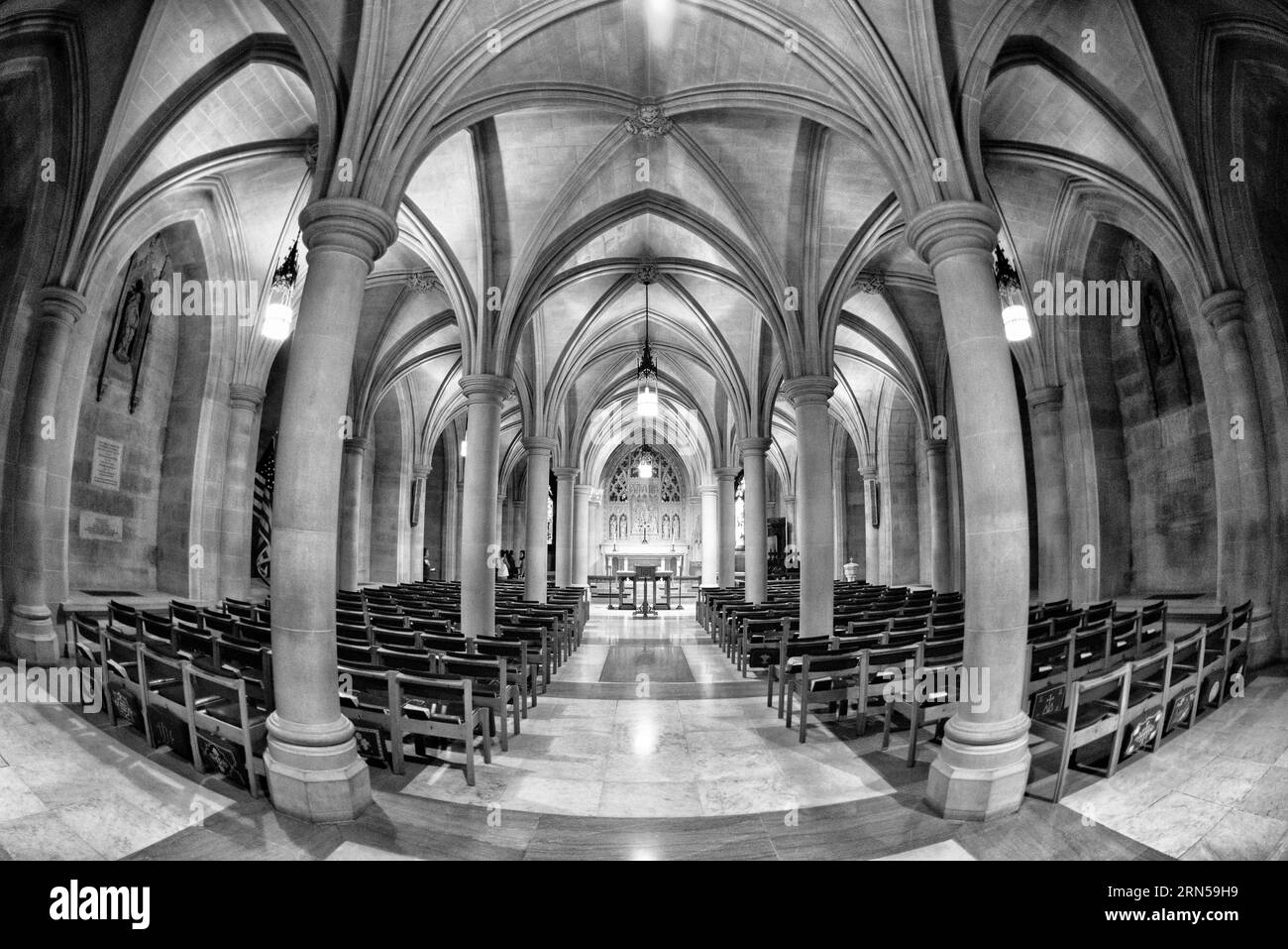 WASHINGTON, DC - une grande photo de la chapelle de Bethléem dans la crypte de la cathédrale nationale de Washington. La cathédrale nationale de Washington est une église épiscopale située à Washington DC et est le site de nombreux services de l'église et du souvenir de Washington DC. Conçue dans le style néo-gothique, sa construction a commencé en 1906, et les travaux se poursuivent au cours des décennies suivantes. C'est le deuxième bâtiment d'église le plus grand des États-Unis et se dresse comme la quatrième structure la plus haute de Washington DC, une caractéristique soulignée en étant assis sur un point élevé surplombant la ville. Il est le plus connu comme l'était Banque D'Images