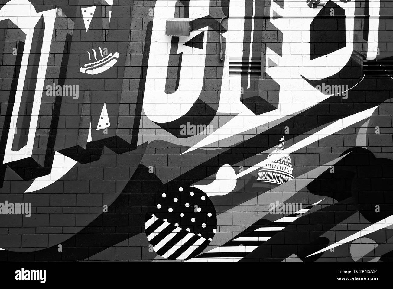 Murale du Capitole, Washington, D.C. photographie en noir et blanc d'un mur de briques avec des images peintes, y compris le Capitole et des dessins abstraits. Banque D'Images