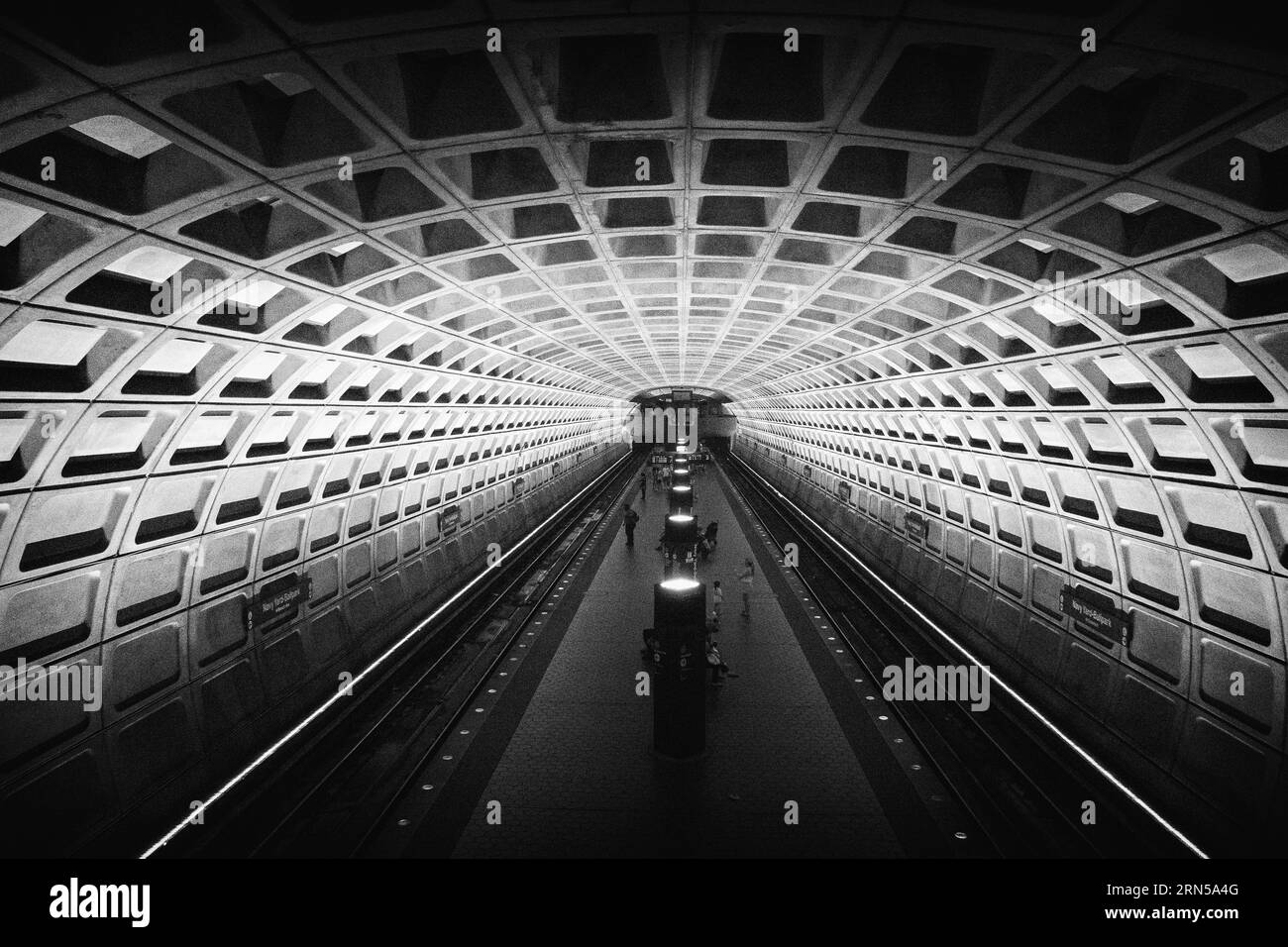 Station de métro Platform, Washington, D.C. photographie noir et blanc montrant le plafond à caissons et la plate-forme convergeant dans une perspective symétrique. Banque D'Images