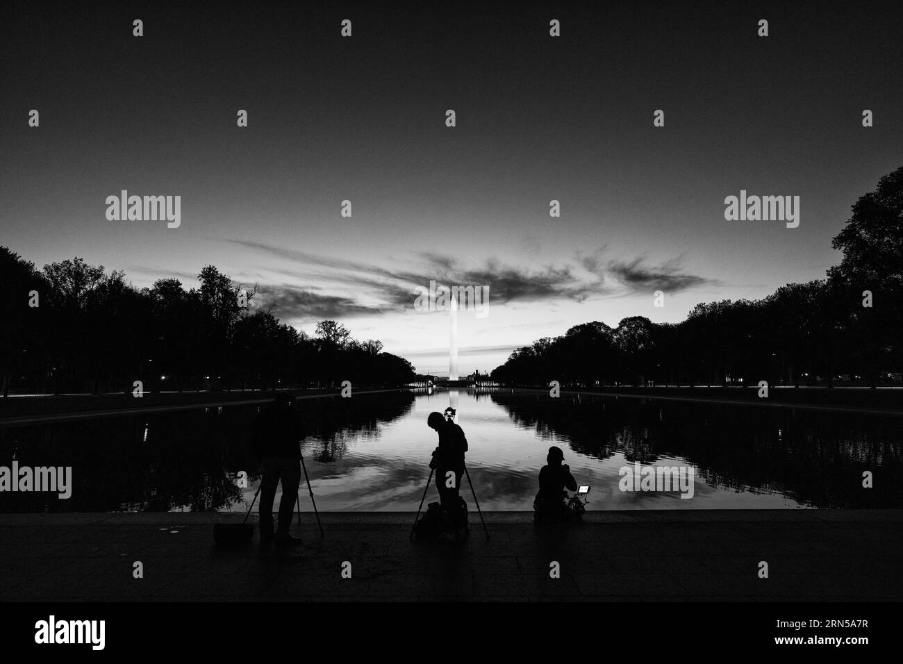 Réflexion du Washington Monument, Washington DC — Photo en noir et blanc | Réflexion du Washington Monument, Washington, D.C. Photographie en noir et blanc montrant le monument reflété dans le bassin réfléchissant avec des photographes au premier plan. Banque D'Images