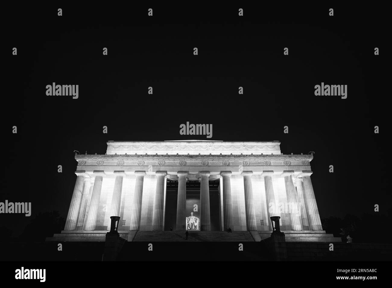 Lincoln Memorial, Washington DC — Photo noir et blanc | Lincoln Memorial la nuit, Washington, D.C. Photographie noir et blanc montrant la façade néoclassique illuminée contre un ciel sombre. Banque D'Images