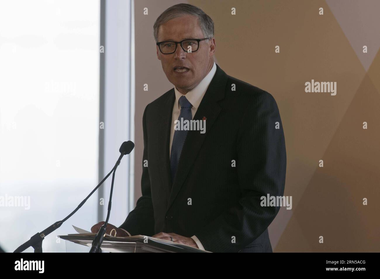 SEATTLE, le 18 juin 2015 -- Jay Inslee, gouverneur de l'État de Washington, prend la parole lors de la cérémonie de lancement du Global innovation Exchange (GIX) Institute à Seattle le 18 juin 2015. L Université américaine de Washington et l Université chinoise de Tsinghua ont lancé jeudi à Seattle l Institut Global innovation Exchange (GIX), avec une cérémonie spéciale à laquelle ont assisté des représentants des deux parties. C’est la première fois qu’une université de recherche chinoise s’installe aux États-Unis. Satya Nadella, PDG de Microsoft, a annoncé que Microsoft consacrerait 40 millions de dollars américains à la prise en charge de GIX. ) U.S.-SEATTL Banque D'Images