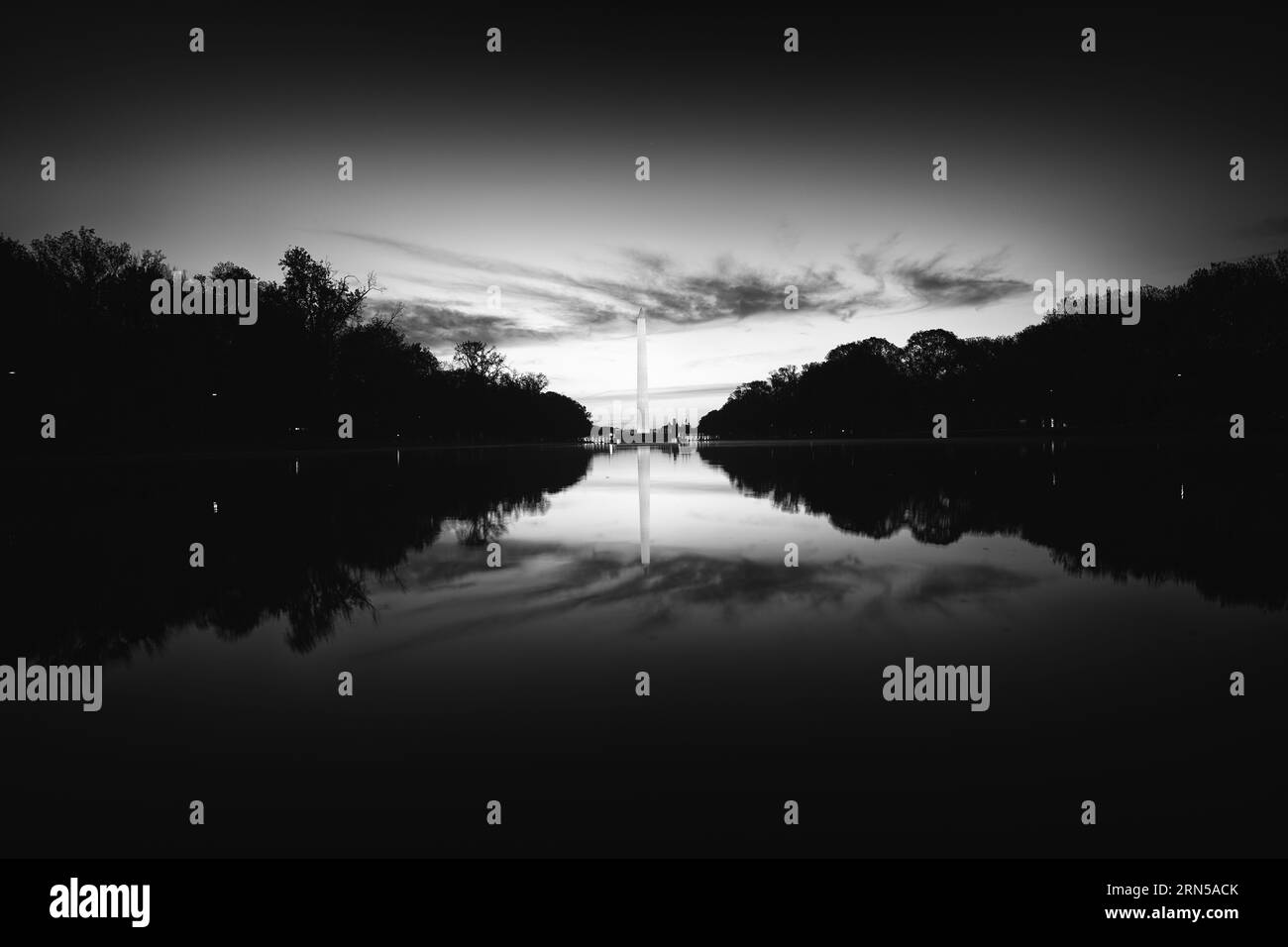 Réflexion du Washington Monument, Washington DC — Photo noir et blanc | Réflexion du Washington Monument, Washington, D.C. Photographie noir et blanc montrant le monument et sa réflexion dans l'eau immobile. Banque D'Images