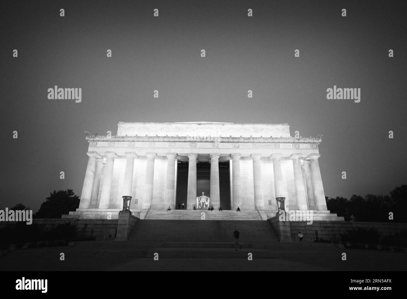 Lincoln Memorial, Washington DC — Photo noir et blanc | Lincoln Memorial, Washington, D.C. Photographie en noir et blanc de la façade et des marches du monument, prise d'un angle bas. Banque D'Images