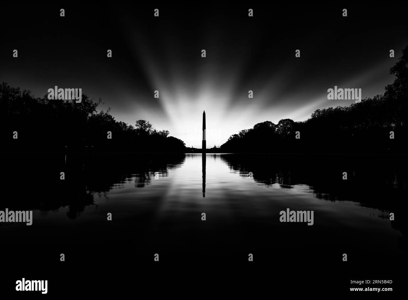 Réflexion du Washington Monument, Washington DC — Photo noir et blanc | Washington Monument au lever du soleil, Washington, D.C. Photographie noir et blanc montrant le monument et sa réflexion dans le bassin de réflexion. Banque D'Images