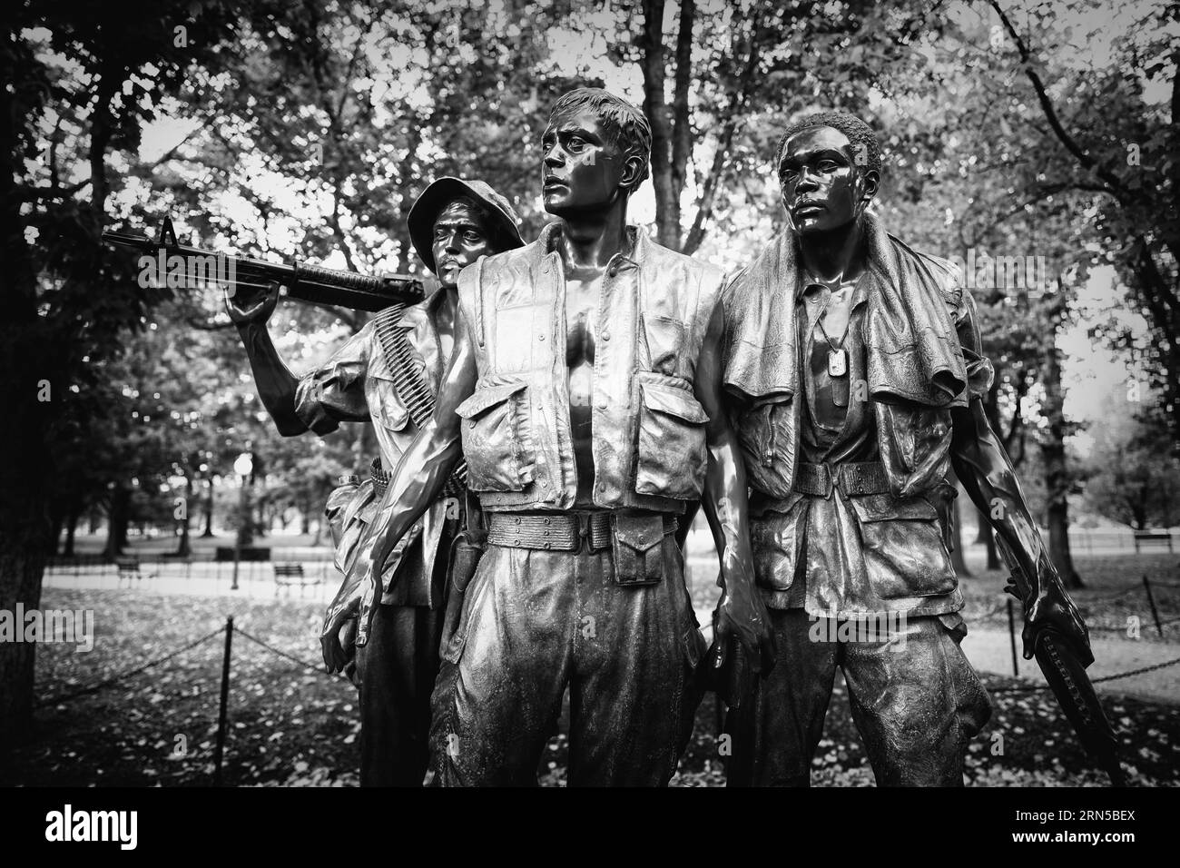 Statue des Trois Servicemen, National Mall, Washington DC — Photo noir et blanc | Statue des Trois Servicemen, National Mall, Washington DC. Photographie en noir et blanc montrant la sculpture en bronze de trois soldats en uniformes de combat, sur fond d'arbres. Banque D'Images