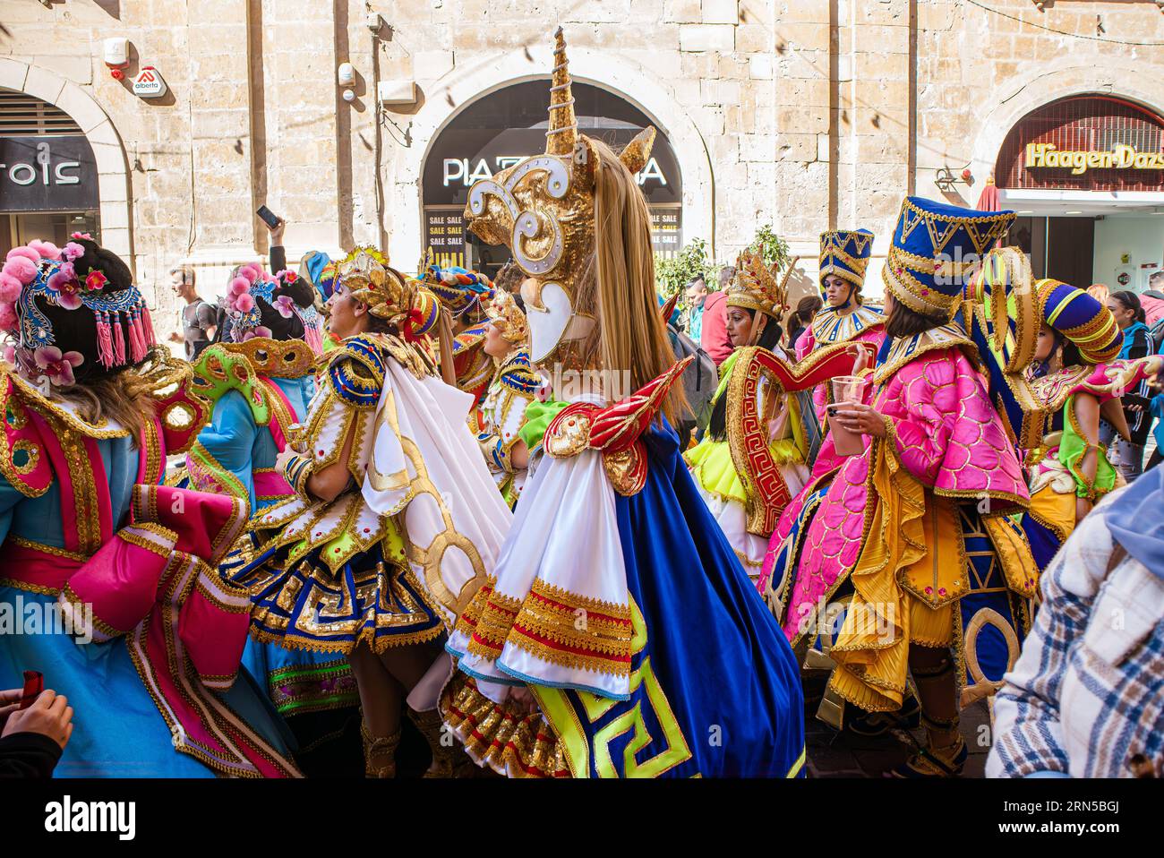 Valette, Malte, île de Malte-20février2023-Malte février Carnaval dans la vieille ville de la Valette. Beaucoup de gens en costumes colorés. Banque D'Images