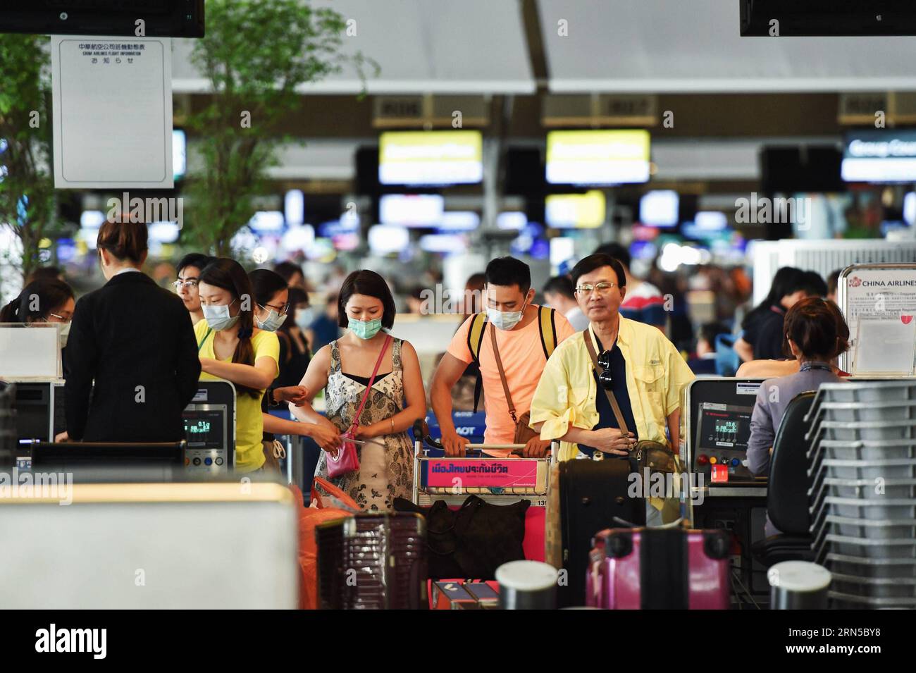 (150620) -- BANGKOK, le 20 juin 2015 -- des passagers portant des masques faciaux sont vus à un comptoir d'enregistrement à l'aéroport Suvarnabhumi de Bangkok, Thaïlande, le 20 juin 2015. Le ministère de la Santé publique de Thaïlande a confirmé jeudi le premier cas de syndrome respiratoire du Moyen-Orient (mers). A Bangkok, la capitale du pays et un centre de transport international, les citoyens et les voyageurs ont commencé à adopter des méthodes préventives telles que le port de masques protecteurs pour le visage. THAILAND-BANGKOK-mers-DISEASE-PREVENTION LixMangmang PUBLICATIONxNOTxINxCHN 150620 Bangkok juin 20 2015 passagers portant FACI Banque D'Images