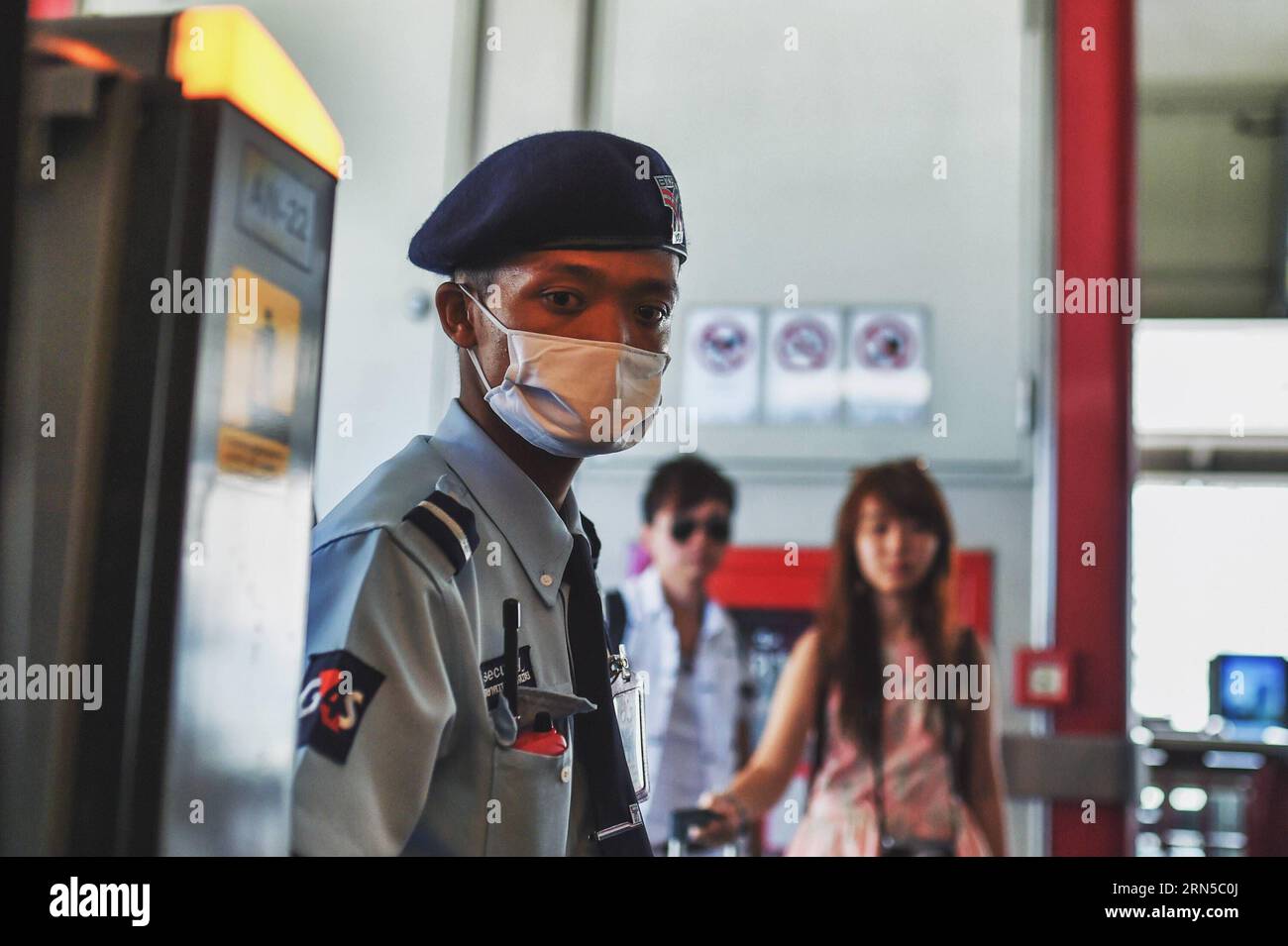 (150620) -- BANGKOK, le 20 juin 2015 -- Un employé porte un masque facial alors qu'il patrouille dans la station Siam du BTS Skytrain à Bangkok, Thaïlande, le 20 juin 2015. Le ministère de la Santé publique de Thaïlande a confirmé jeudi le premier cas de syndrome respiratoire du Moyen-Orient (mers). A Bangkok, la capitale du pays et un centre de transport international, les citoyens et les voyageurs ont commencé à adopter des méthodes préventives telles que le port de masques protecteurs pour le visage. THAILAND-BANGKOK-mers-DISEASE-PREVENTION LixMangmang PUBLICATIONxNOTxINxCHN 150620 Bangkok juin 20 2015 un membre du personnel porte un masque facial comme lui Banque D'Images
