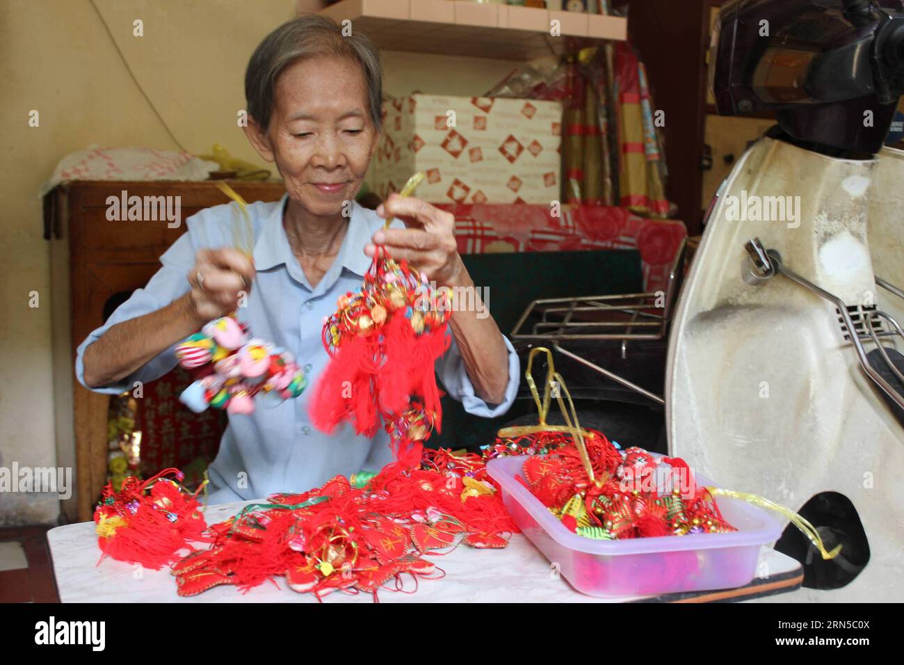 (150620) -- HO CHI MINH VILLE, 20 juin 2015 -- le Chinois vietnamien Ly lien montre des sachets chanceux à la maison à Ho Chi Minh ville, Vietnam, 15 juin 2015. Près d'une pagode séculaire dans ce centre économique du Vietnam, la dame de 78 ans a cousu des sachets colorés pour le Dragon Boat Festival.) VIETNAM-HO CHI MINH VILLE-LUCKY SACHET MAKER KyxLan PUBLICATIONxNOTxINxCHN 150620 Ho Chi Minh ville juin 20 2015 Chinois Vietnamien Ly lien montre des sachets chanceux À la maison à Ho Chi Minh ville Vietnam juin 15 2015 près de Age Old Pagoda dans ce Vietnam S Hub économique la dame de 78 ans sachets colorés cousus pour le Dragon Banque D'Images