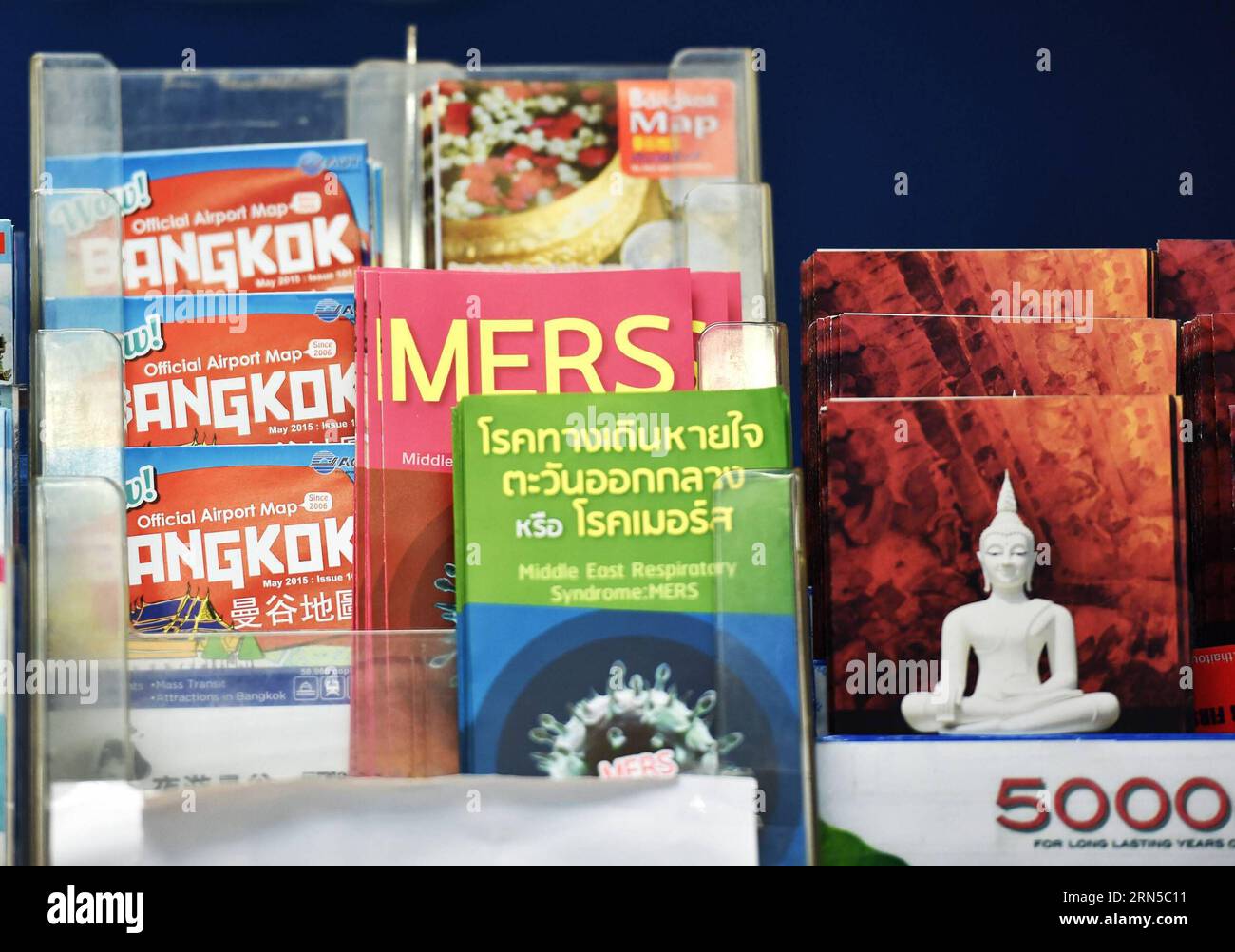 (150620) -- BANGKOK, le 20 juin 2015 -- des brochures sur la prévention du mers sont offertes au poste de police touristique de l'aéroport Suvarnabhumi de Bangkok, Thaïlande, le 20 juin 2015. Le ministère de la Santé publique de Thaïlande a confirmé jeudi le premier cas de syndrome respiratoire du Moyen-Orient (mers). A Bangkok, la capitale du pays et un centre de transport international, les citoyens et les voyageurs ont commencé à adopter des méthodes préventives telles que le port de masques protecteurs pour le visage. THAILAND-BANGKOK-mers-DISEASE-PREVENTION LixMangmang PUBLICATIONxNOTxINxCHN 150620 Bangkok juin 20 2015 brochures SUR Mers Banque D'Images