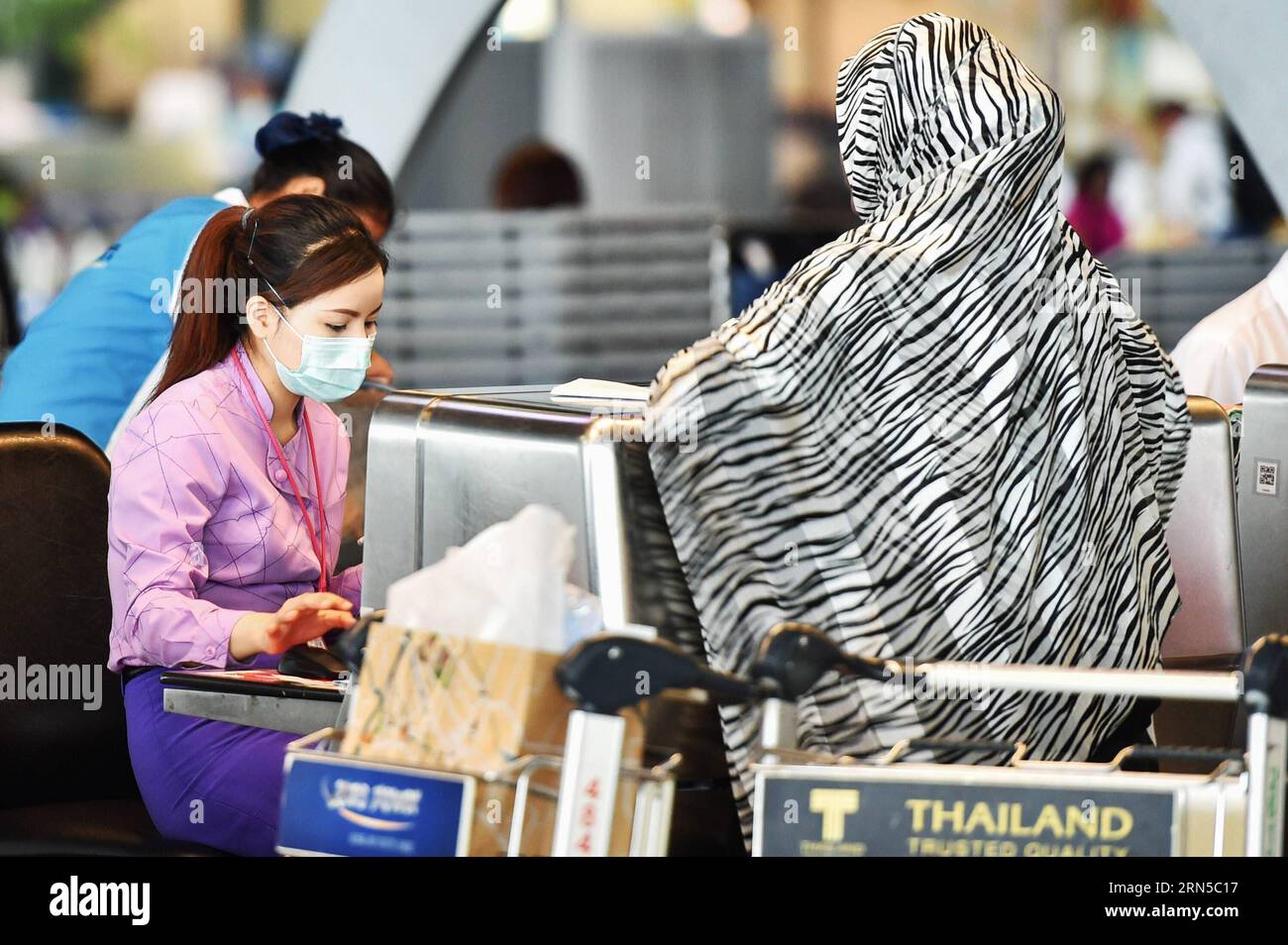 (150620) -- BANGKOK, le 20 juin 2015 -- Un employé est vu portant un masque facial alors qu'il travaillait à un comptoir d'enregistrement à l'aéroport Suvarnabhumi de Bangkok, Thaïlande, le 20 juin 2015. Le ministère de la Santé publique de Thaïlande a confirmé jeudi le premier cas de syndrome respiratoire du Moyen-Orient (mers). A Bangkok, la capitale du pays et un centre de transport international, les citoyens et les voyageurs ont commencé à adopter des méthodes préventives telles que le port de masques protecteurs pour le visage. THAILAND-BANGKOK-mers-DISEASE-PREVENTION LixMangmang PUBLICATIONxNOTxINxCHN 150620 Bangkok juin 20 2015 un personnel EST PRÉSENT Banque D'Images