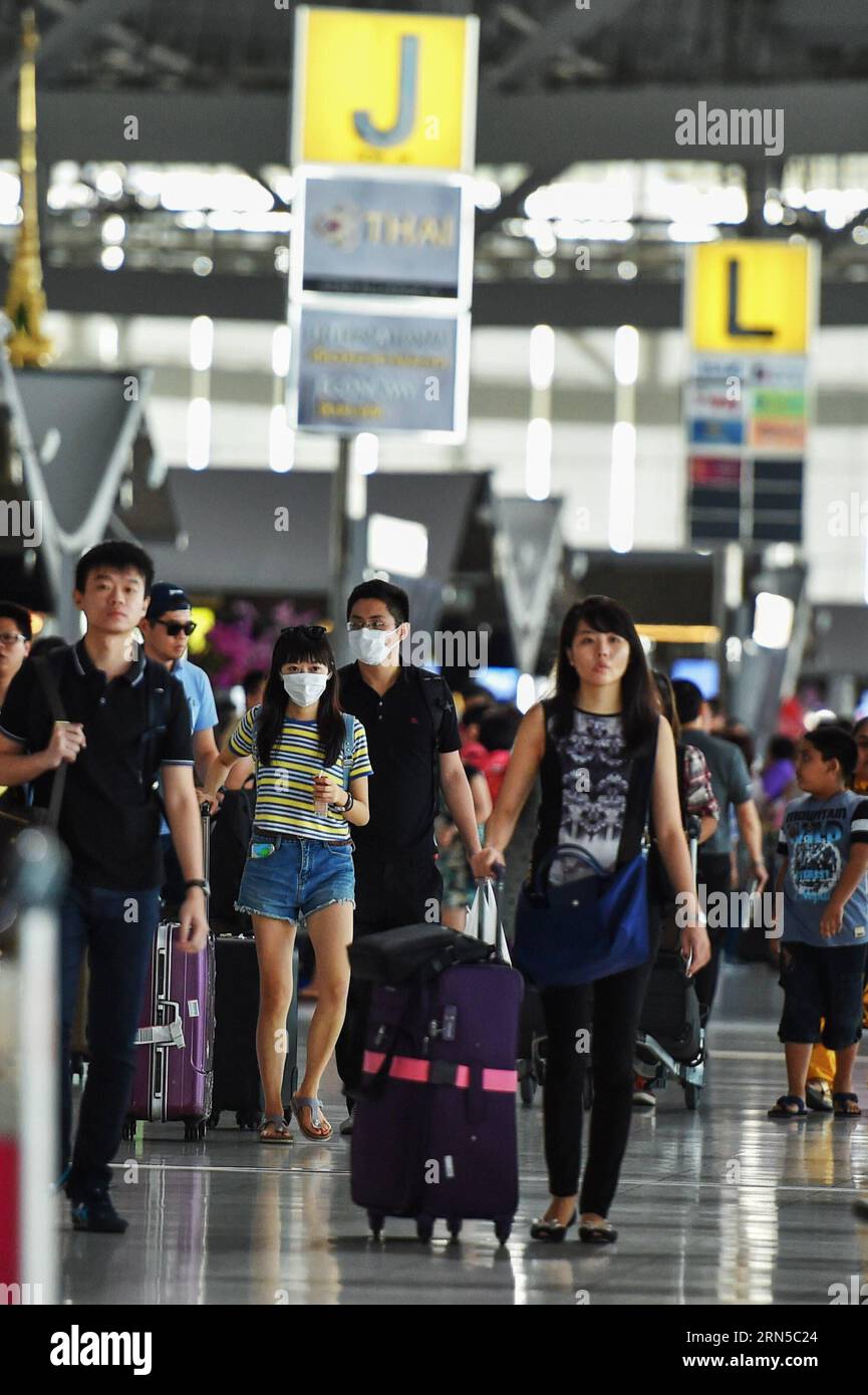 (150620) -- BANGKOK, le 20 juin 2015 -- deux voyageurs portant des masques faciaux sont vus en route vers le comptoir d'enregistrement de l'aéroport Suvarnabhumi de Bangkok, Thaïlande, le 20 juin 2015. Le ministère de la Santé publique de Thaïlande a confirmé jeudi le premier cas de syndrome respiratoire du Moyen-Orient (mers). A Bangkok, la capitale du pays et un centre de transport international, les citoyens et les voyageurs ont commencé à adopter des méthodes préventives telles que le port de masques protecteurs pour le visage. THAÏLANDE-BANGKOK-mers-MALADIE-PRÉVENTION LixMangmang PUBLICATIONxNOTxINxCHN 150620 Bangkok juin 20 2015 deux Banque D'Images