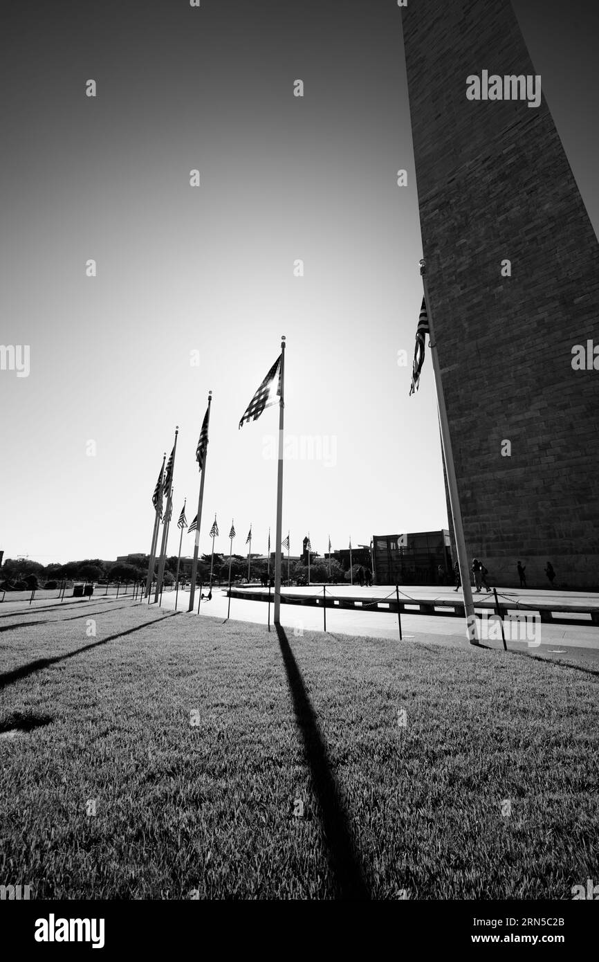 Washington Monument, Washington DC — Photo en noir et blanc | Washington Monument, Washington, D.C. Photographie en noir et blanc montrant l'obélisque et les drapeaux environnants sous un angle bas sur le National Mall. Banque D'Images