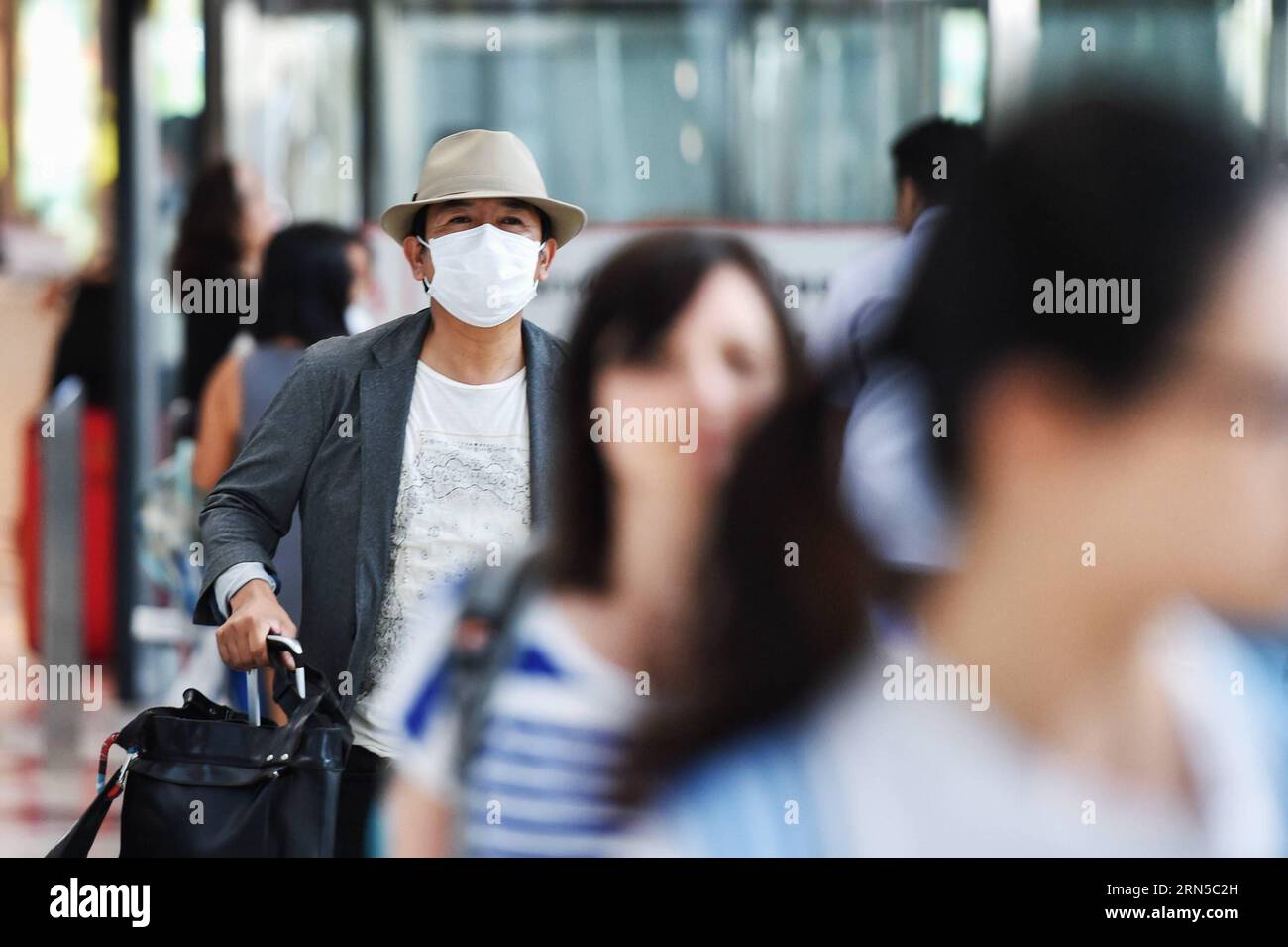 (150620) -- BANGKOK, le 20 juin 2015 -- Un voyageur est vu portant un masque facial à son arrivée à l'aéroport Suvarnabhumi de Bangkok, Thaïlande, le 20 juin 2015. Le ministère de la Santé publique de Thaïlande a confirmé jeudi le premier cas de syndrome respiratoire du Moyen-Orient (mers). A Bangkok, la capitale du pays et un centre de transport international, les citoyens et les voyageurs ont commencé à adopter des méthodes préventives telles que le port de masques protecteurs pour le visage. THAÏLANDE-BANGKOK-mers-DISEASE-PREVENTION LixMangmang PUBLICATIONxNOTxINxCHN 150620 Bangkok juin 20 2015 un voyageur EST Lakes Wearing F Banque D'Images